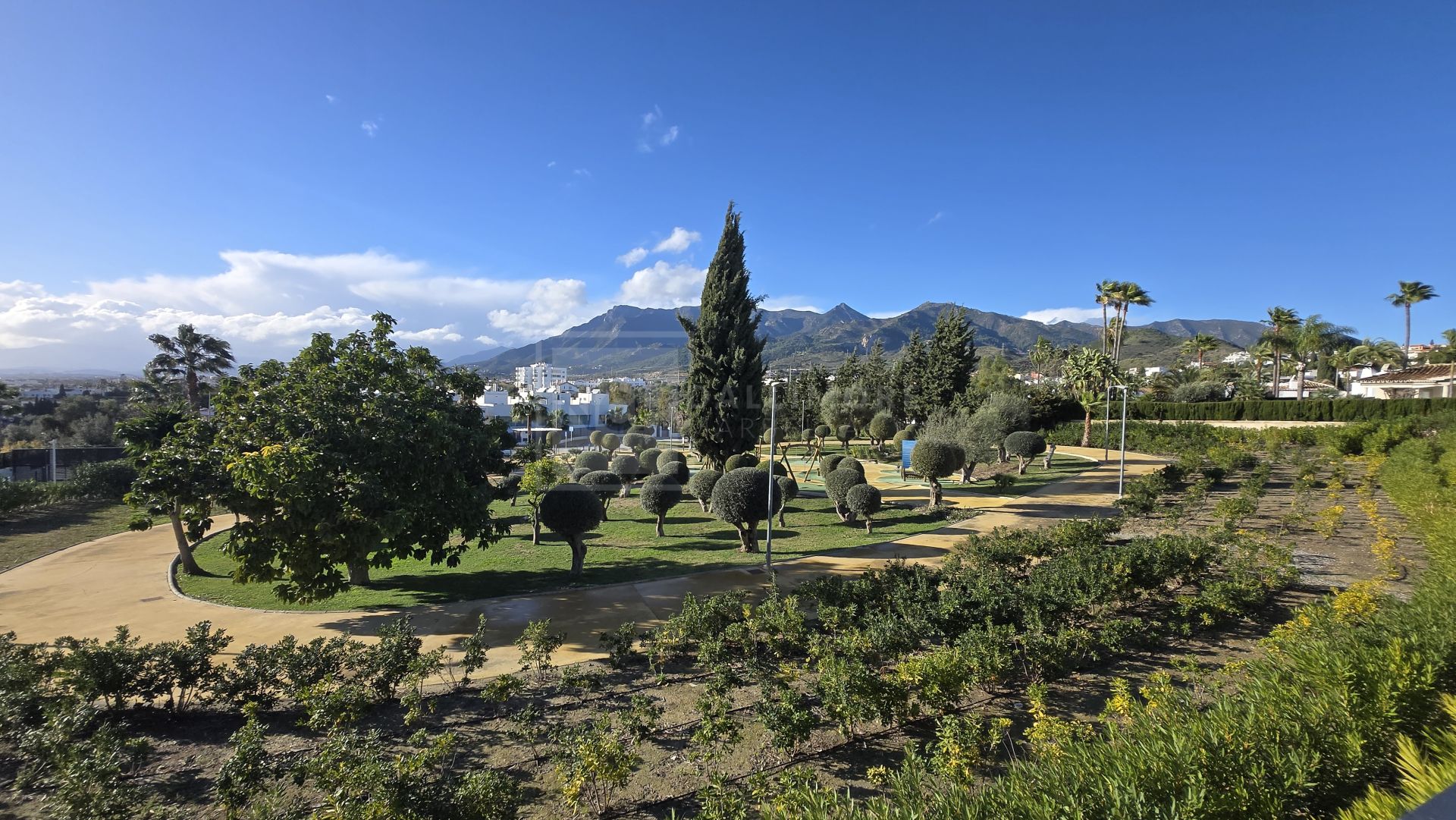Exquisita villa de lujo de cuatro dormitorios en La Finca de Marbella, Marbella Este