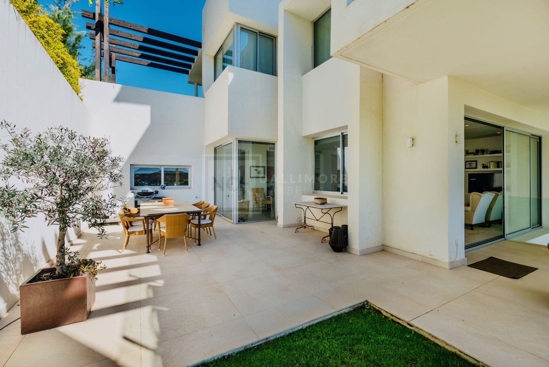 Exceptional 3-Bed Duplex with Private Garden and Panoramic Views