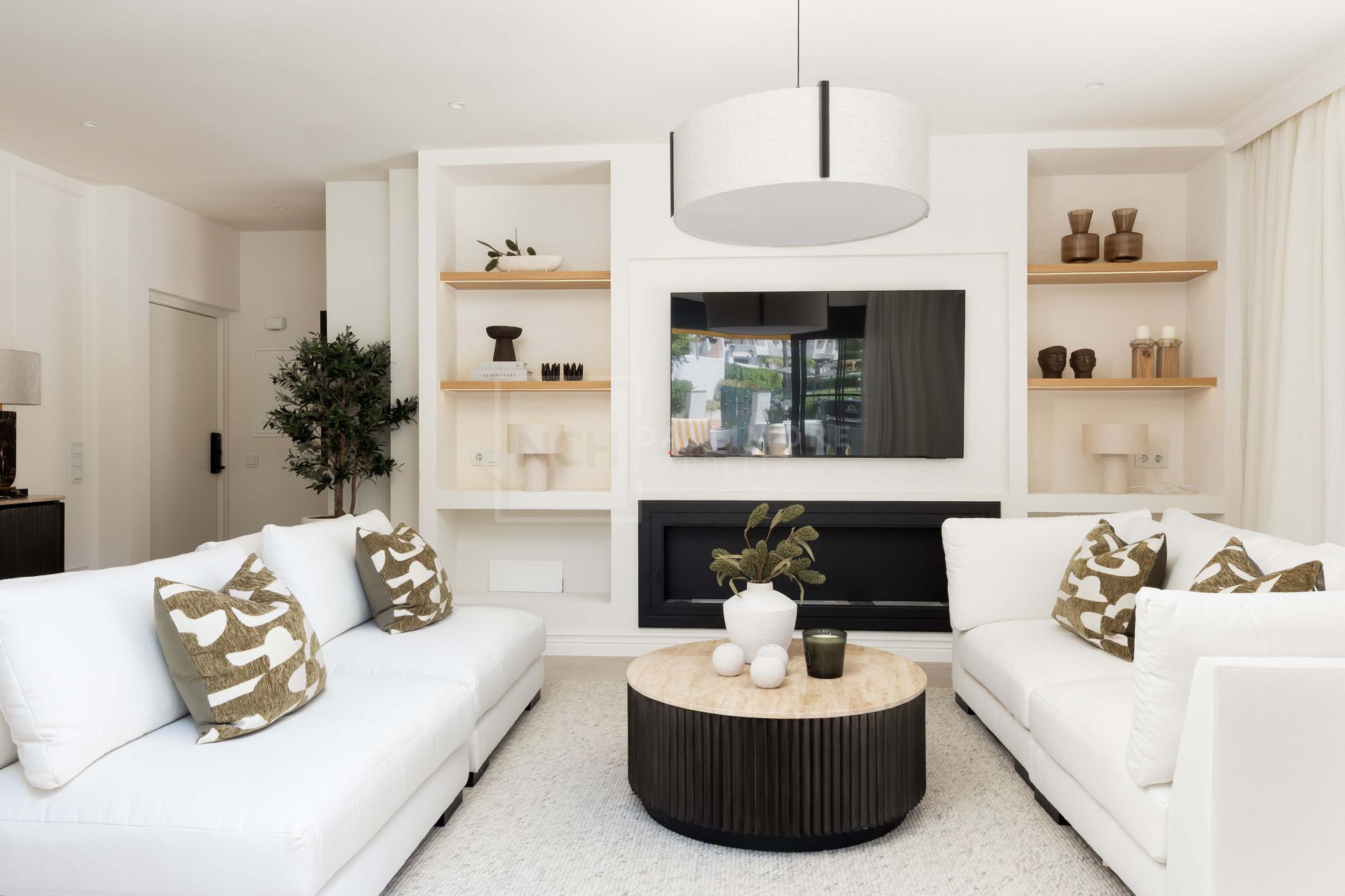 A fully renovated 3-bedroom apartment in iconic Aldea Blanca, rebuilt to Scandinavian standards with premium finishes and two south-west terraces, steps from Puerto Banús.