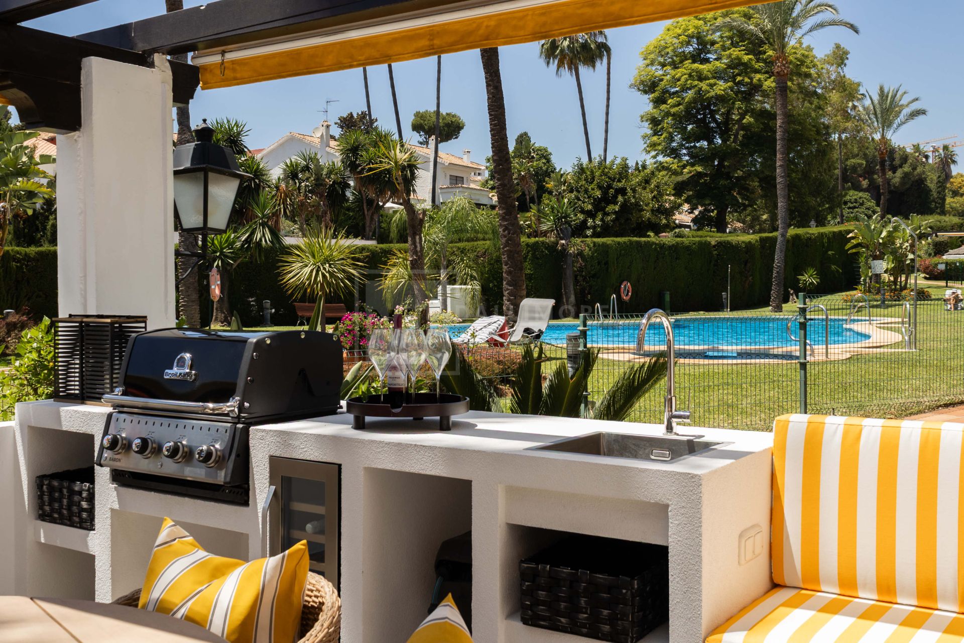 A fully renovated 3-bedroom apartment in iconic Aldea Blanca, rebuilt to Scandinavian standards with premium finishes and two south-west terraces, steps from Puerto Banús.