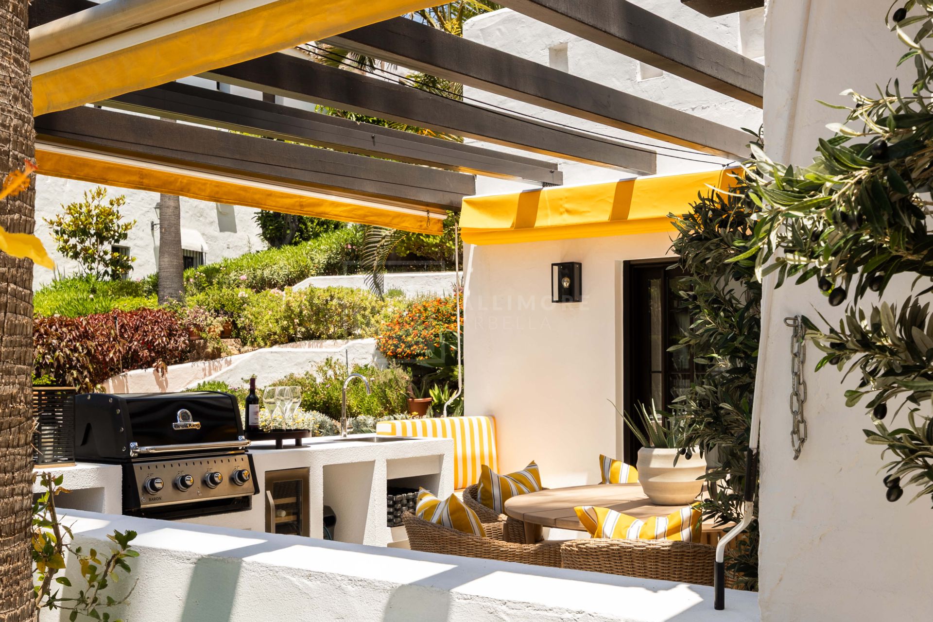 A fully renovated 3-bedroom apartment in iconic Aldea Blanca, rebuilt to Scandinavian standards with premium finishes and two south-west terraces, steps from Puerto Banús.