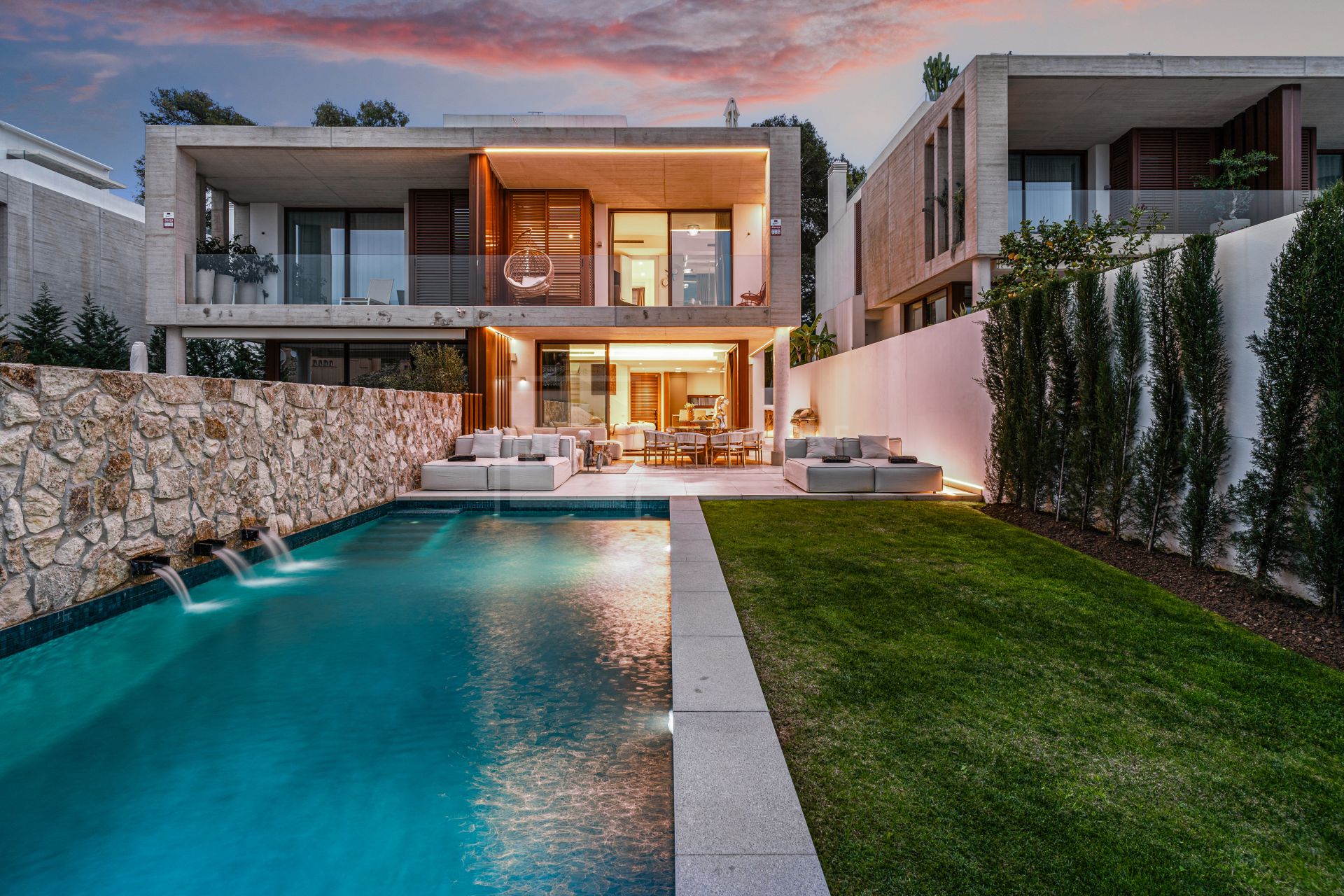 VILLA EXCLUSIVA CON PISCINA PRIVADA, JACUZZI Y CINE AL AIRE LIBRE EN LA MILLA DE ORO DE MARBELLA