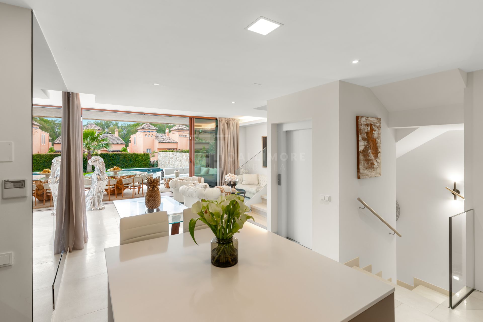 VILLA EXCLUSIVA CON PISCINA PRIVADA, JACUZZI Y CINE AL AIRE LIBRE EN LA MILLA DE ORO DE MARBELLA