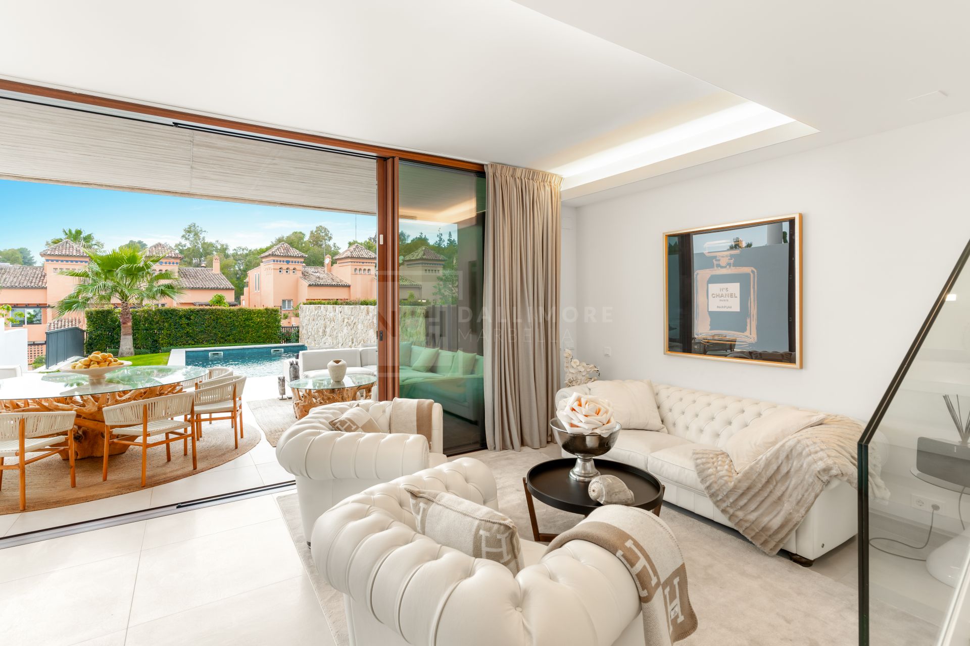 VILLA EXCLUSIVA CON PISCINA PRIVADA, JACUZZI Y CINE AL AIRE LIBRE EN LA MILLA DE ORO DE MARBELLA