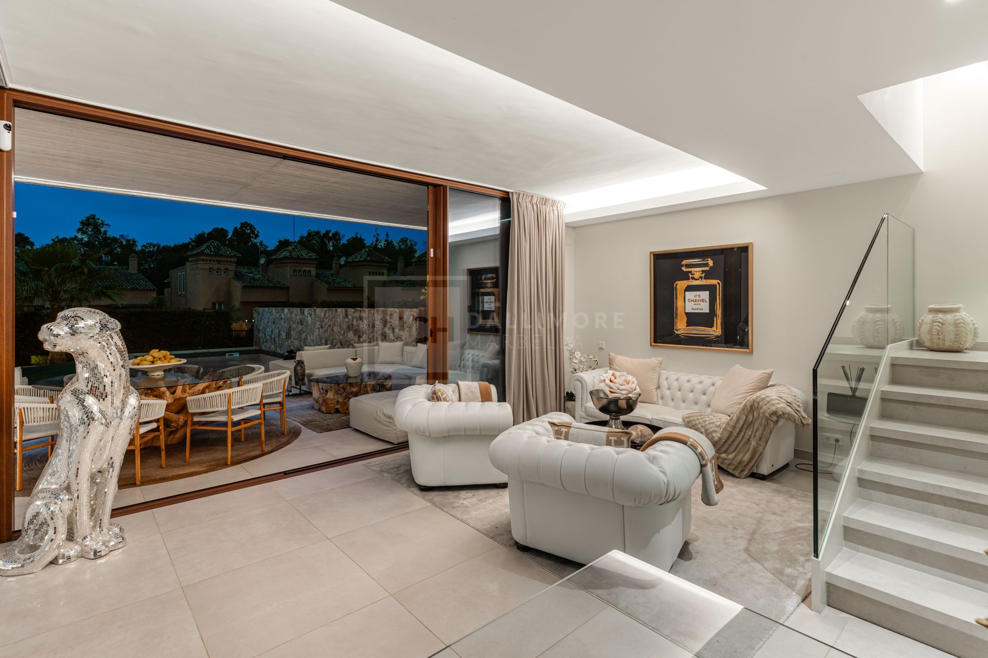 VILLA EXCLUSIVA CON PISCINA PRIVADA, JACUZZI Y CINE AL AIRE LIBRE EN LA MILLA DE ORO DE MARBELLA