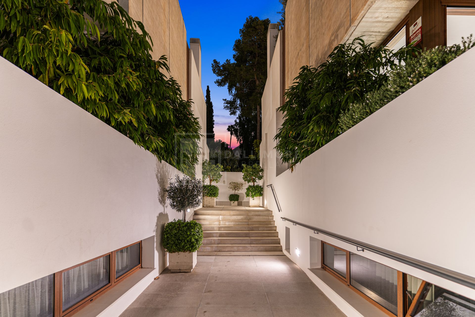 VILLA EXCLUSIVA CON PISCINA PRIVADA, JACUZZI Y CINE AL AIRE LIBRE EN LA MILLA DE ORO DE MARBELLA