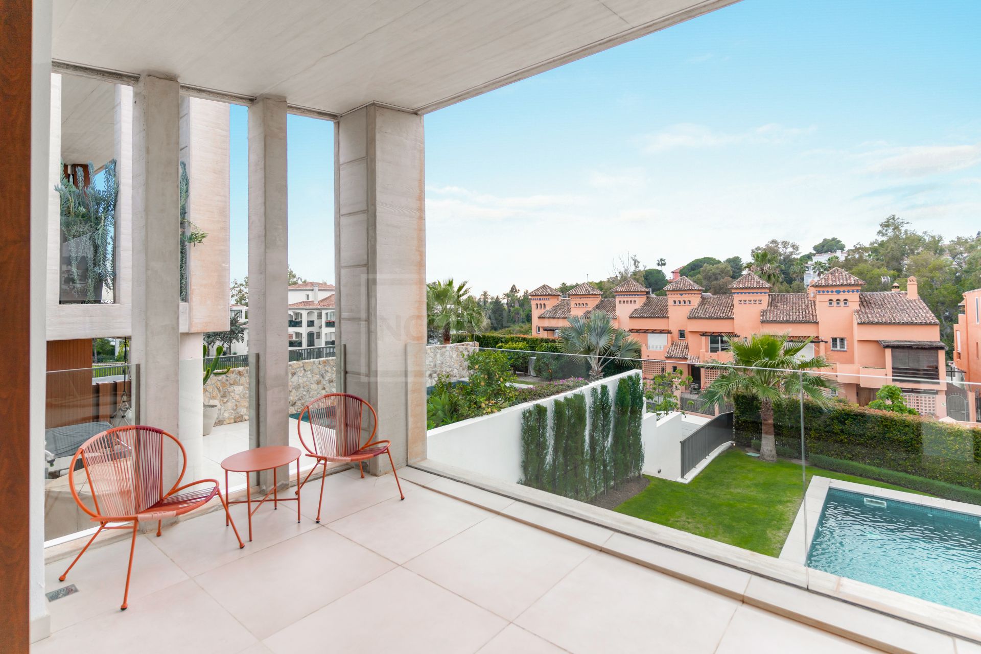 VILLA EXCLUSIVA CON PISCINA PRIVADA, JACUZZI Y CINE AL AIRE LIBRE EN LA MILLA DE ORO DE MARBELLA