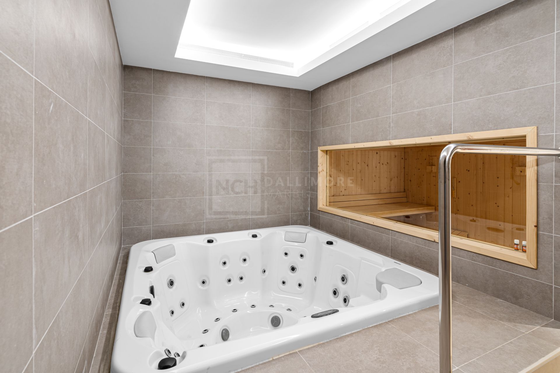 VILLA EXCLUSIVA CON PISCINA PRIVADA, JACUZZI Y CINE AL AIRE LIBRE EN LA MILLA DE ORO DE MARBELLA