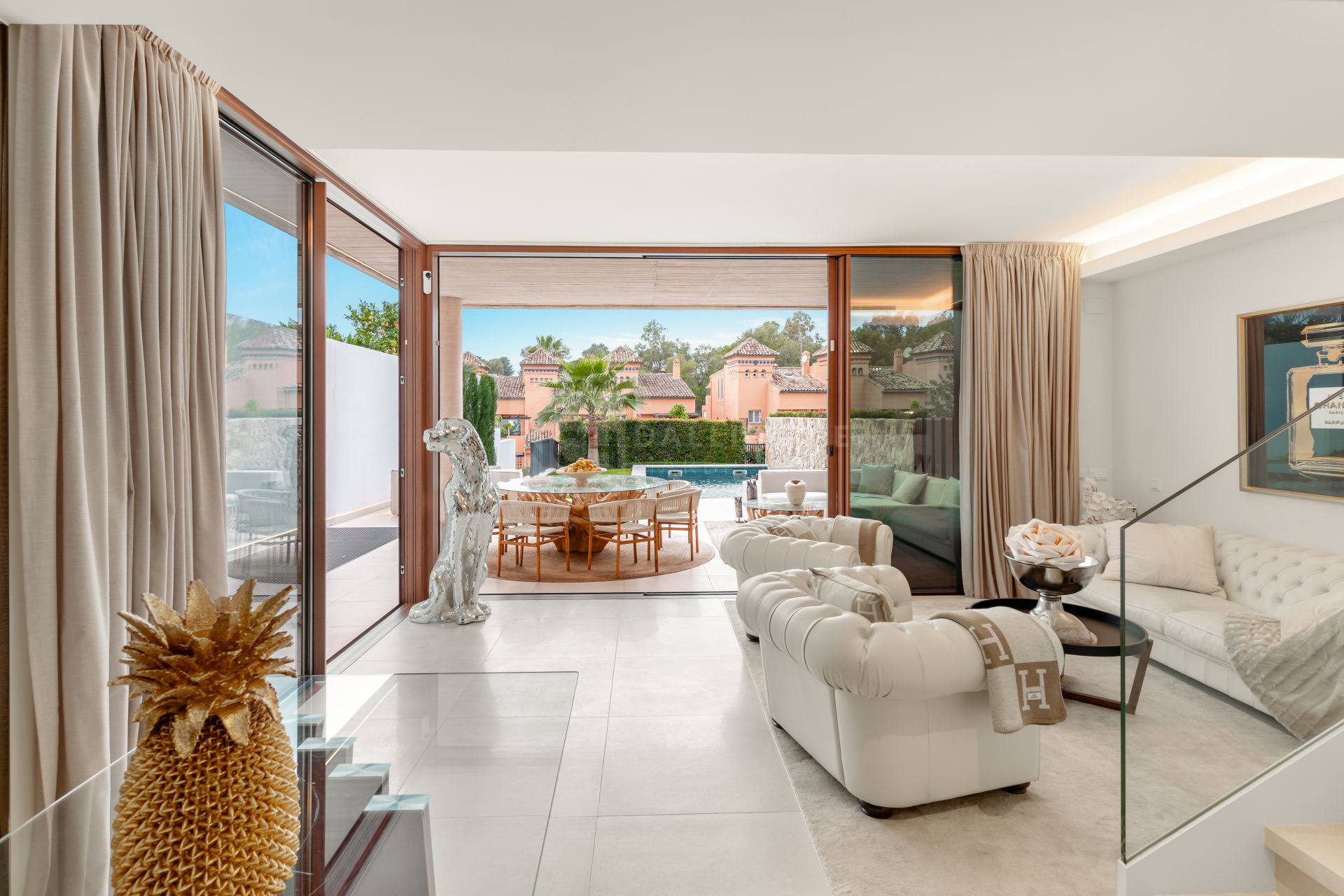 VILLA EXCLUSIVA CON PISCINA PRIVADA, JACUZZI Y CINE AL AIRE LIBRE EN LA MILLA DE ORO DE MARBELLA