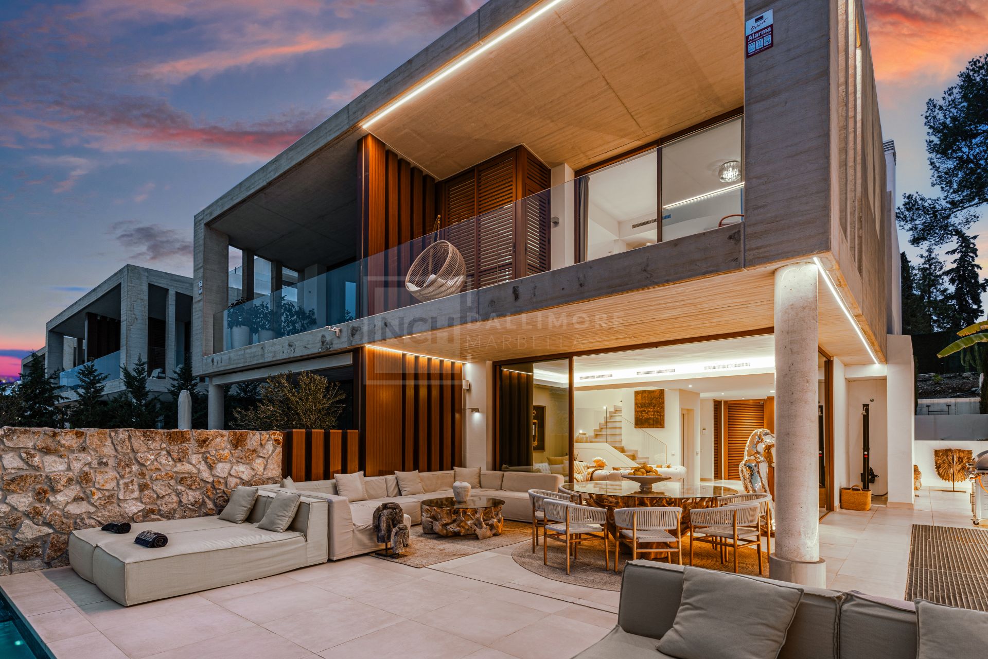 VILLA EXCLUSIVA CON PISCINA PRIVADA, JACUZZI Y CINE AL AIRE LIBRE EN LA MILLA DE ORO DE MARBELLA