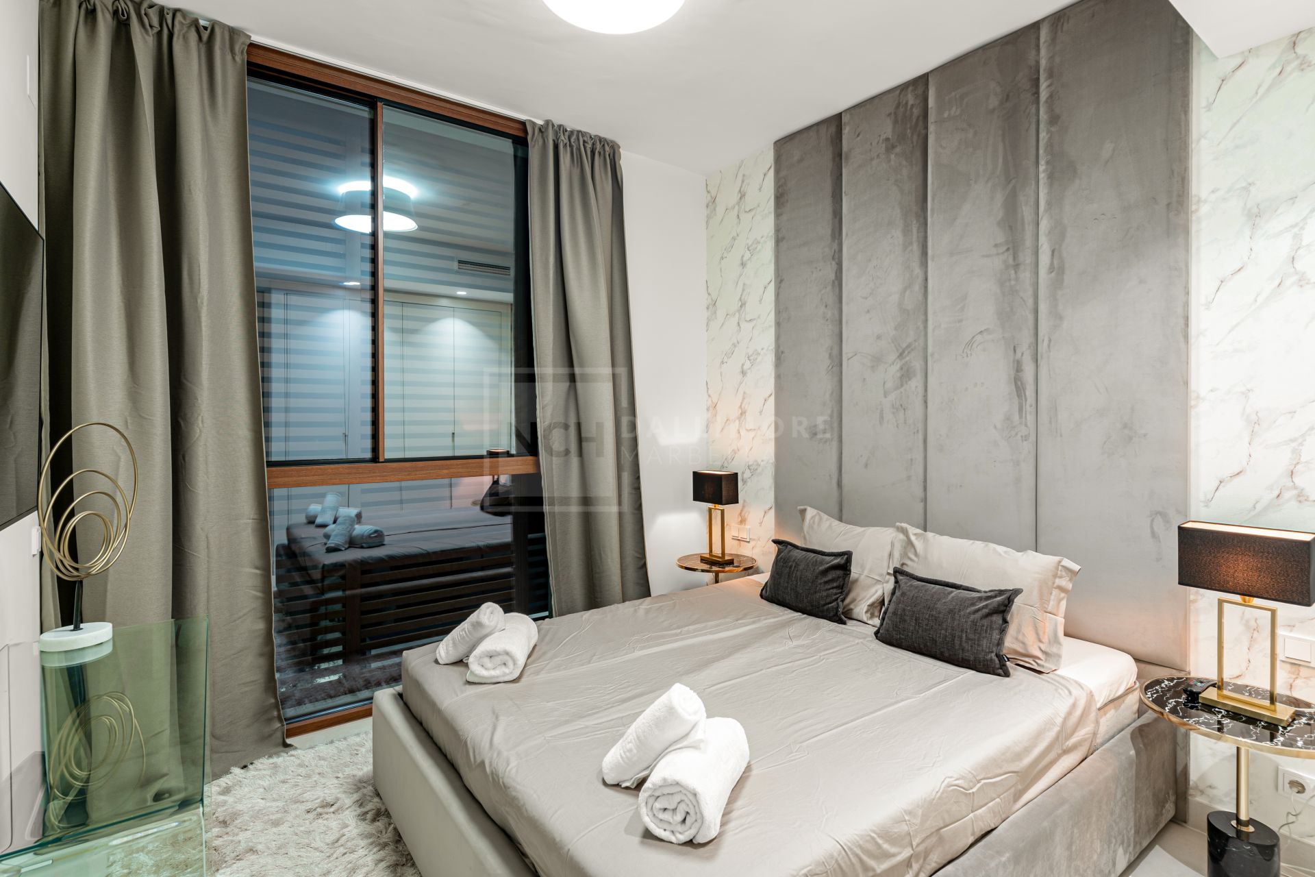 VILLA EXCLUSIVA CON PISCINA PRIVADA, JACUZZI Y CINE AL AIRE LIBRE EN LA MILLA DE ORO DE MARBELLA