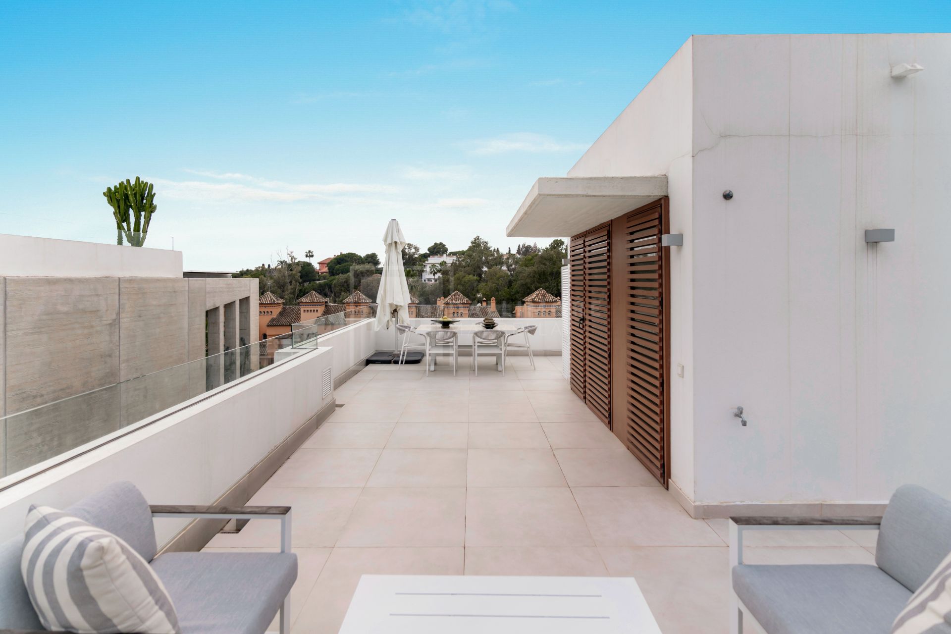 VILLA EXCLUSIVA CON PISCINA PRIVADA, JACUZZI Y CINE AL AIRE LIBRE EN LA MILLA DE ORO DE MARBELLA