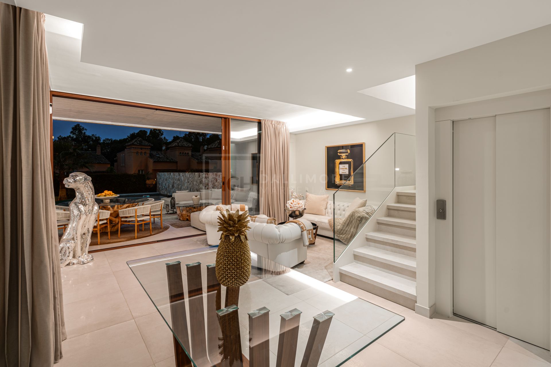 VILLA EXCLUSIVA CON PISCINA PRIVADA, JACUZZI Y CINE AL AIRE LIBRE EN LA MILLA DE ORO DE MARBELLA