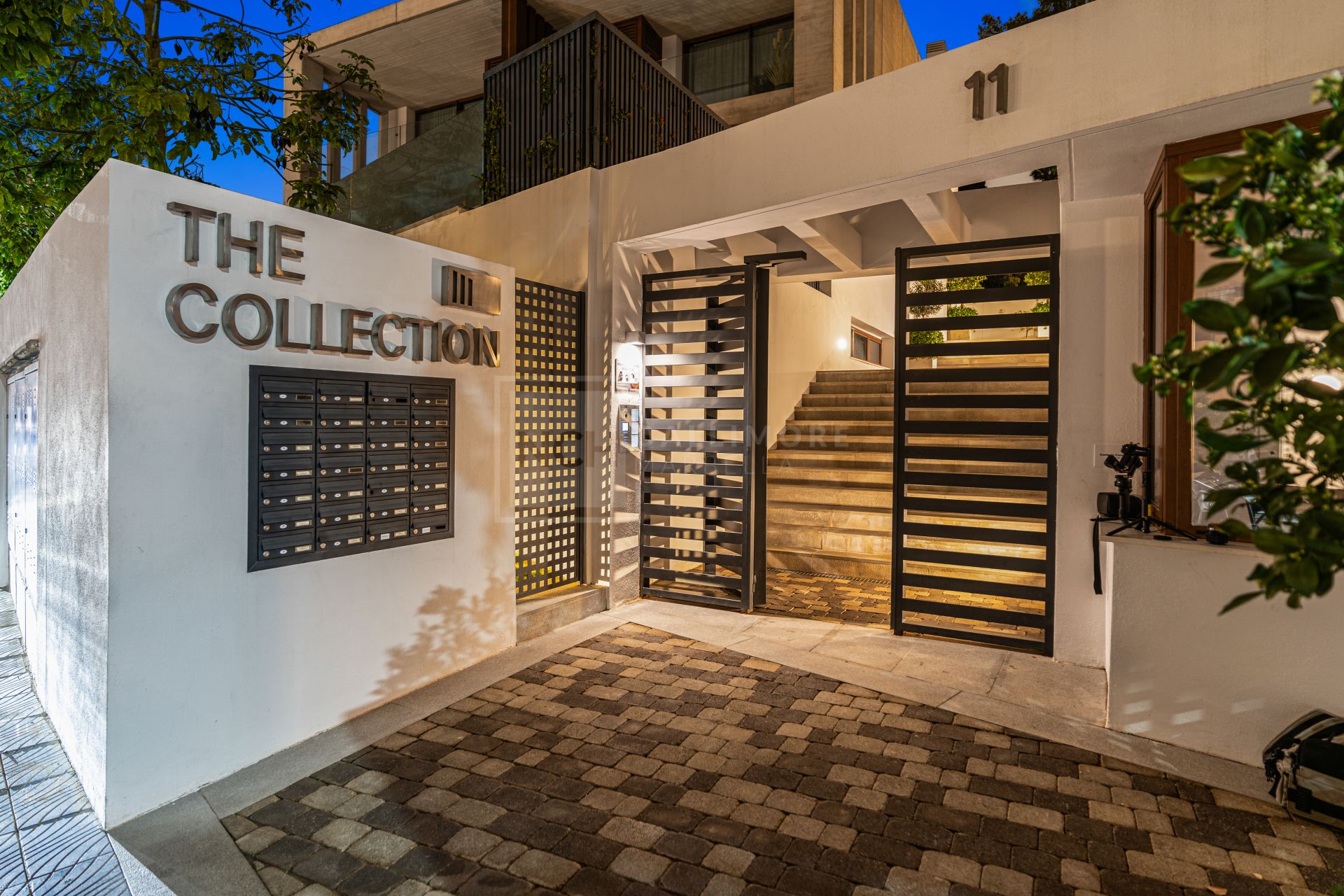 VILLA EXCLUSIVA CON PISCINA PRIVADA, JACUZZI Y CINE AL AIRE LIBRE EN LA MILLA DE ORO DE MARBELLA