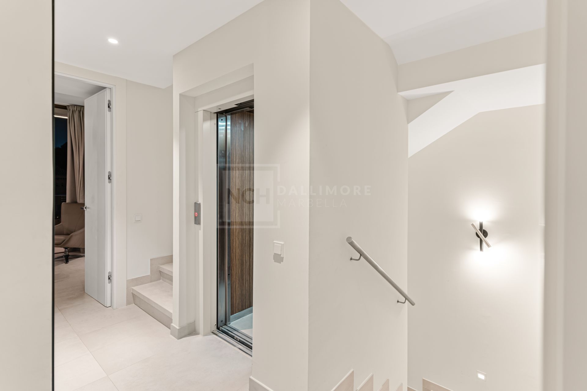 VILLA EXCLUSIVA CON PISCINA PRIVADA, JACUZZI Y CINE AL AIRE LIBRE EN LA MILLA DE ORO DE MARBELLA