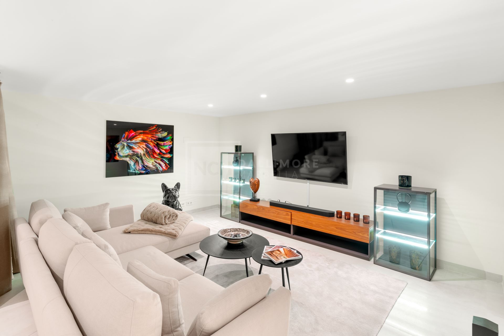 VILLA EXCLUSIVA CON PISCINA PRIVADA, JACUZZI Y CINE AL AIRE LIBRE EN LA MILLA DE ORO DE MARBELLA