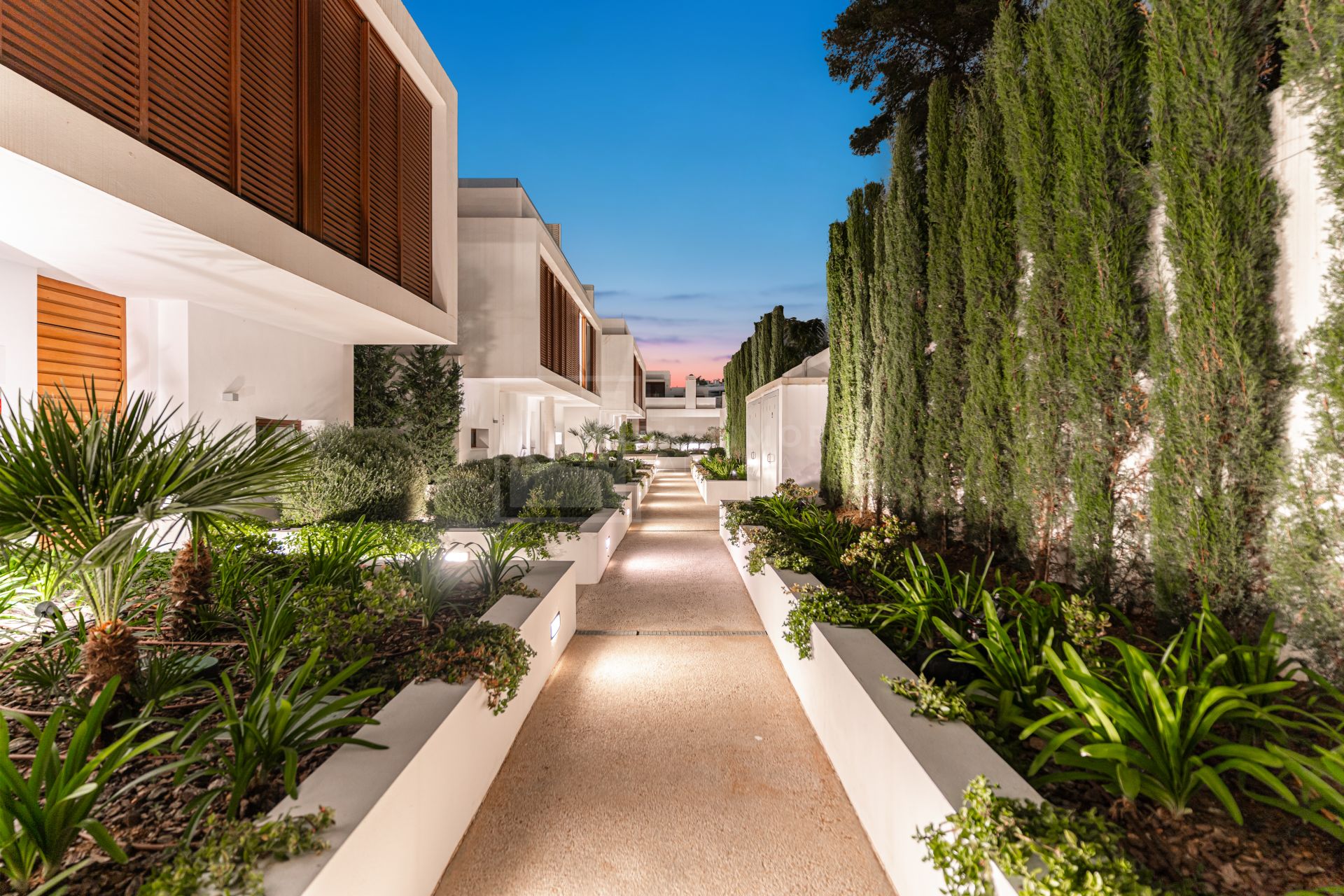 VILLA EXCLUSIVA CON PISCINA PRIVADA, JACUZZI Y CINE AL AIRE LIBRE EN LA MILLA DE ORO DE MARBELLA