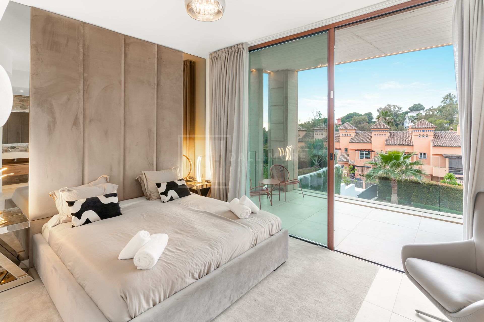 VILLA EXCLUSIVA CON PISCINA PRIVADA, JACUZZI Y CINE AL AIRE LIBRE EN LA MILLA DE ORO DE MARBELLA