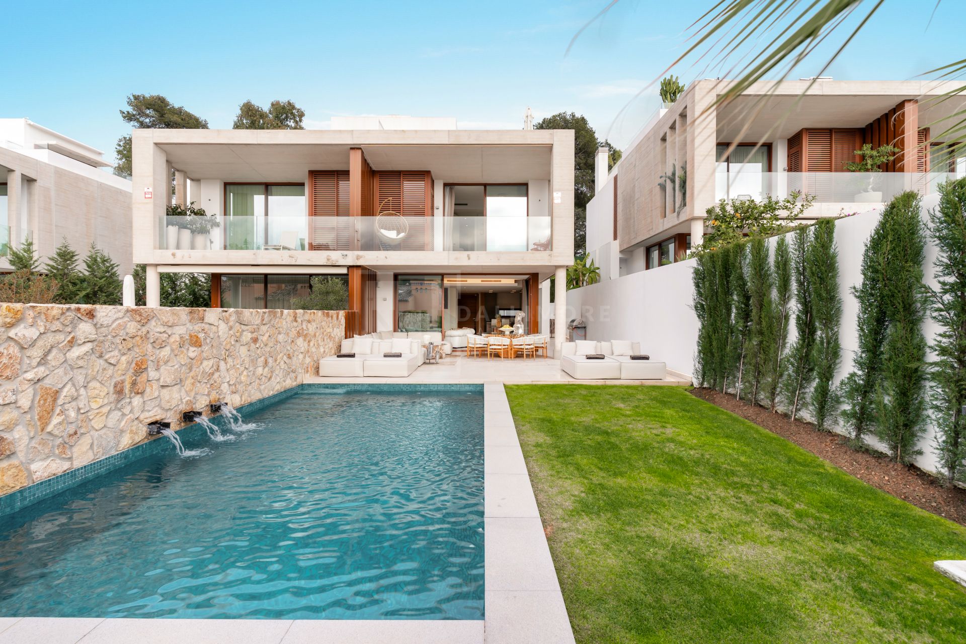 VILLA EXCLUSIVA CON PISCINA PRIVADA, JACUZZI Y CINE AL AIRE LIBRE EN LA MILLA DE ORO DE MARBELLA