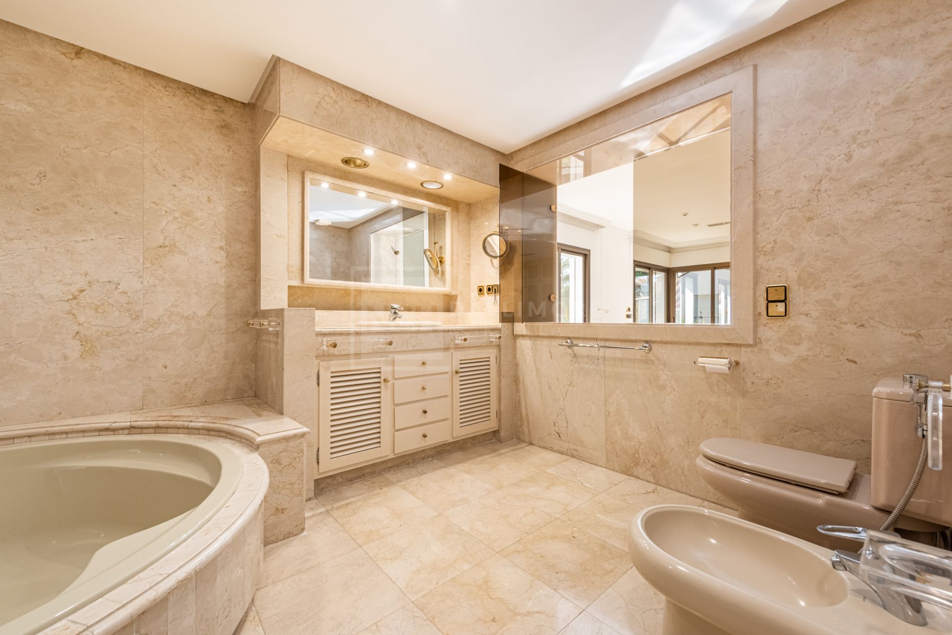 Hermosa villa clásica andaluza en Los Monteros, Marbella Este
