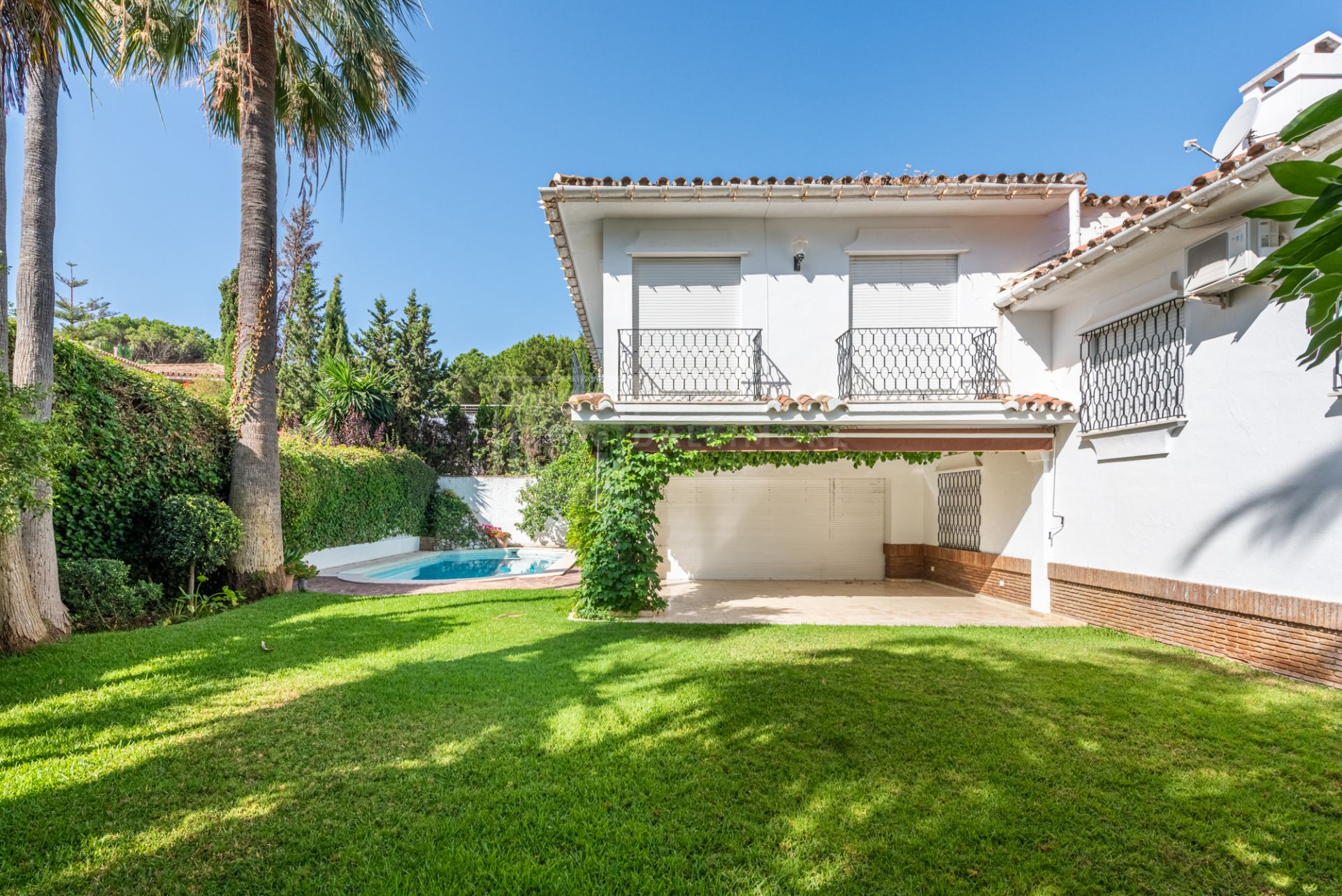 Hermosa villa clásica andaluza en Los Monteros, Marbella Este