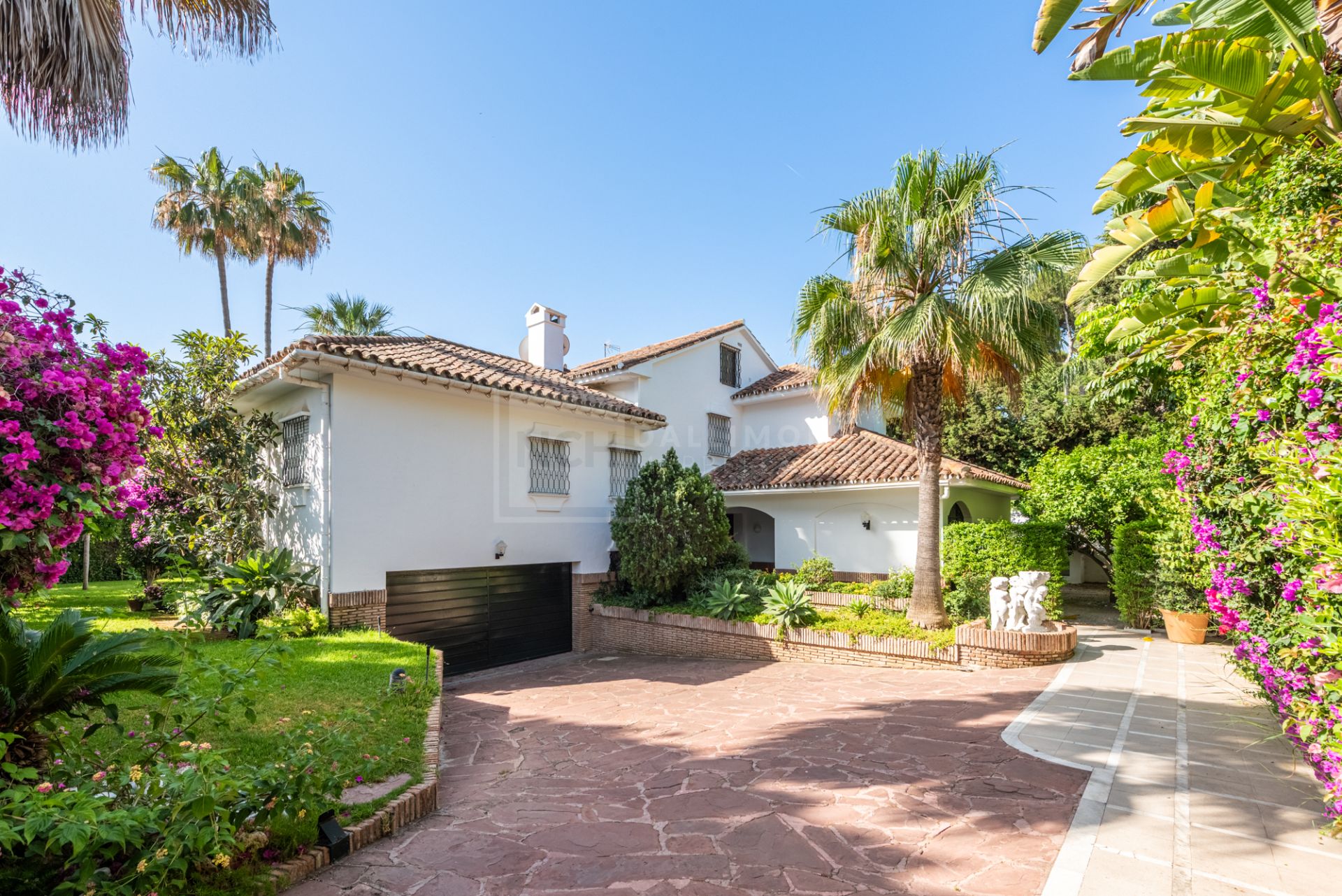 Hermosa villa clásica andaluza en Los Monteros, Marbella Este
