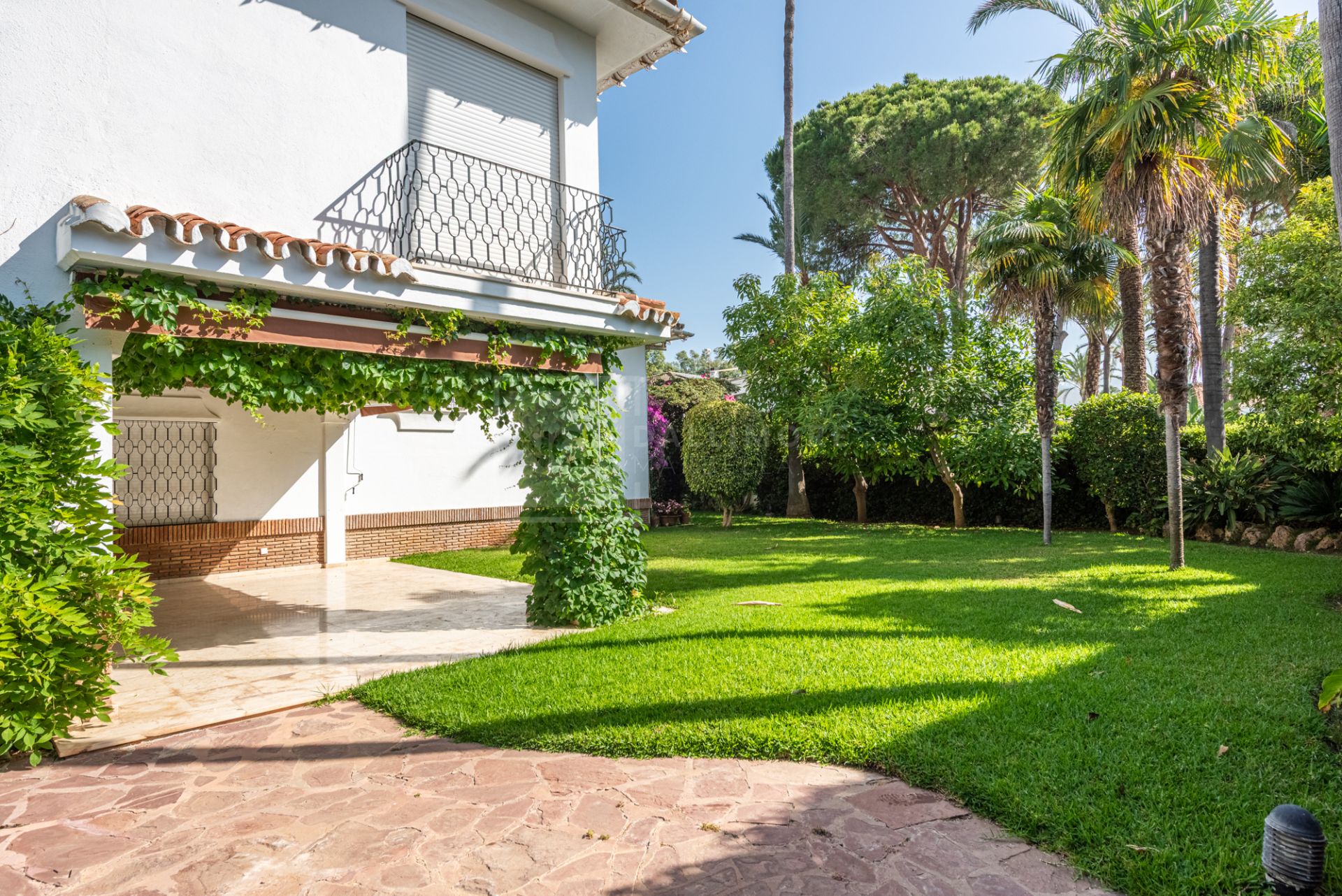 Hermosa villa clásica andaluza en Los Monteros, Marbella Este