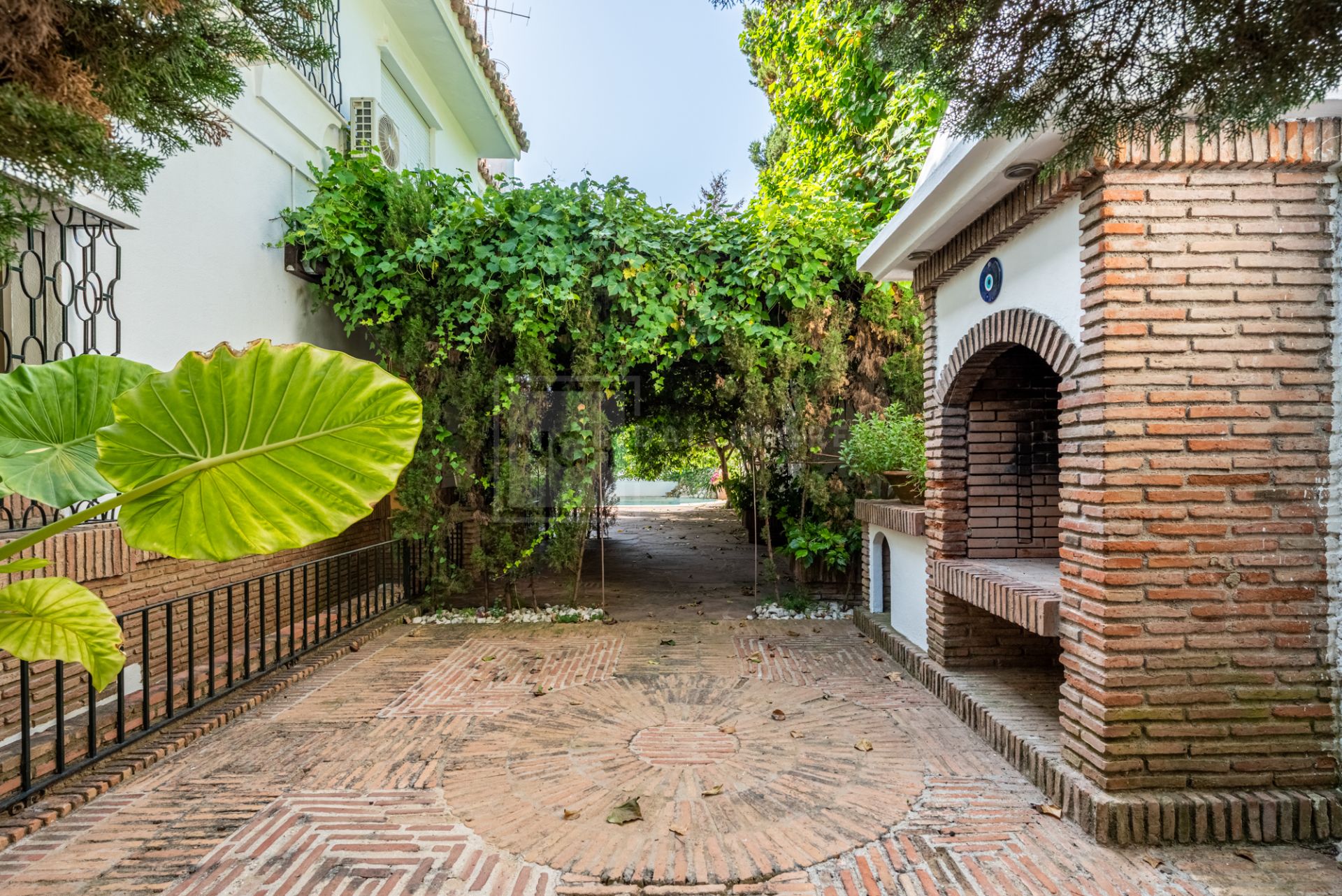 Hermosa villa clásica andaluza en Los Monteros, Marbella Este