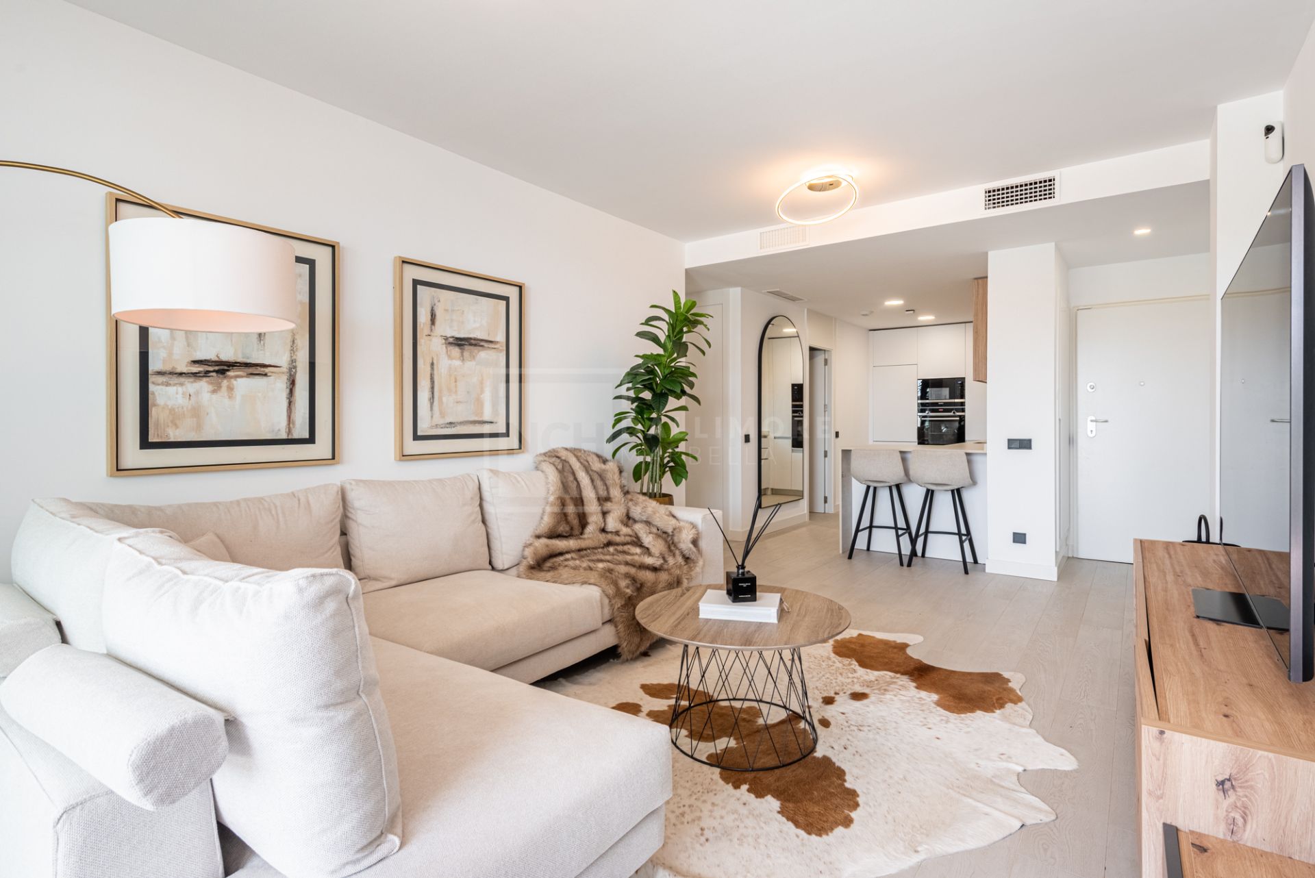 Stylish 2-Bedroom Apartment with Large Terrace and Sea Views in MedBlue, Altos de Los Monteros