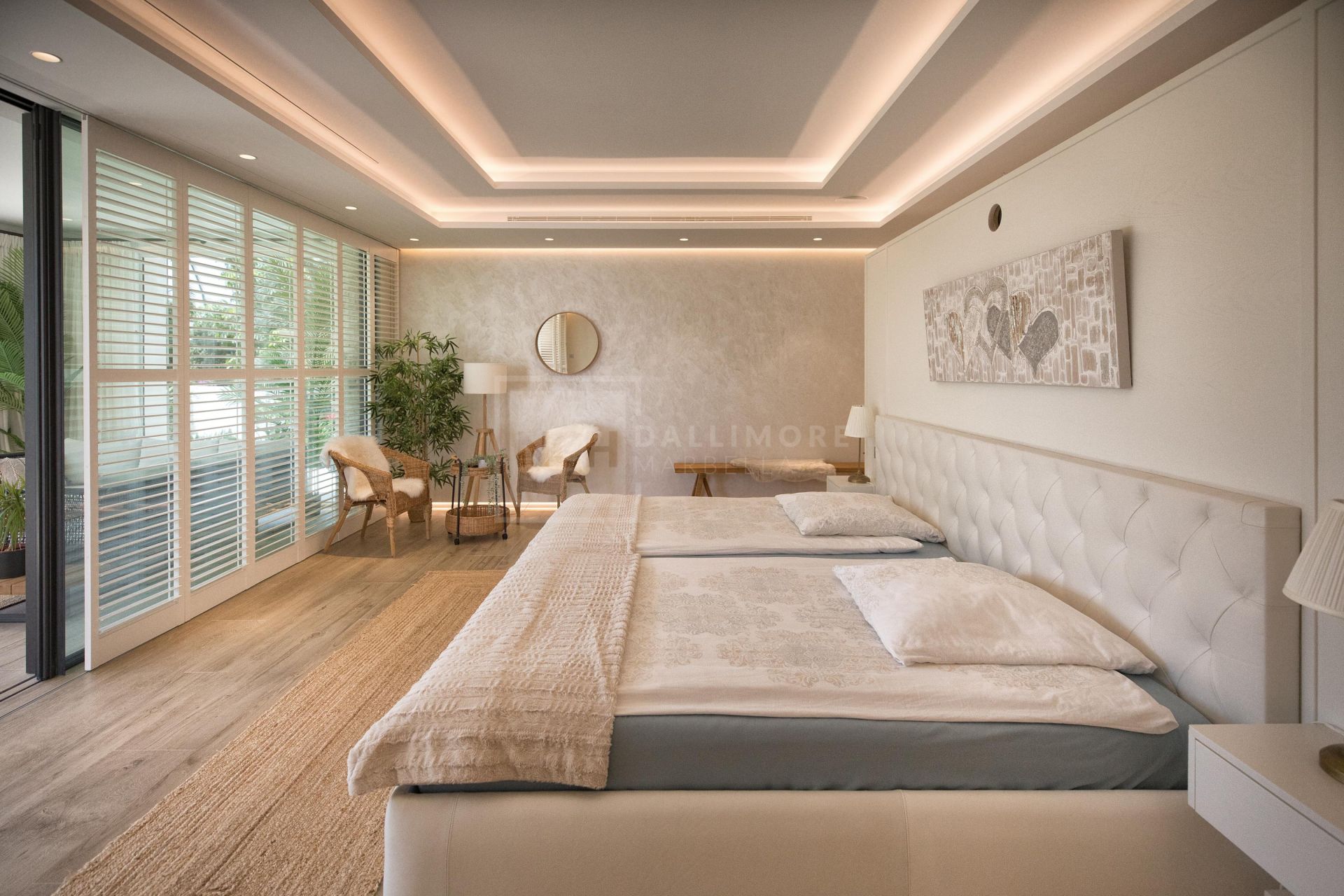 Grand Contemporary Villa With Infinity Pool, Cinema Room and Tennis Court
