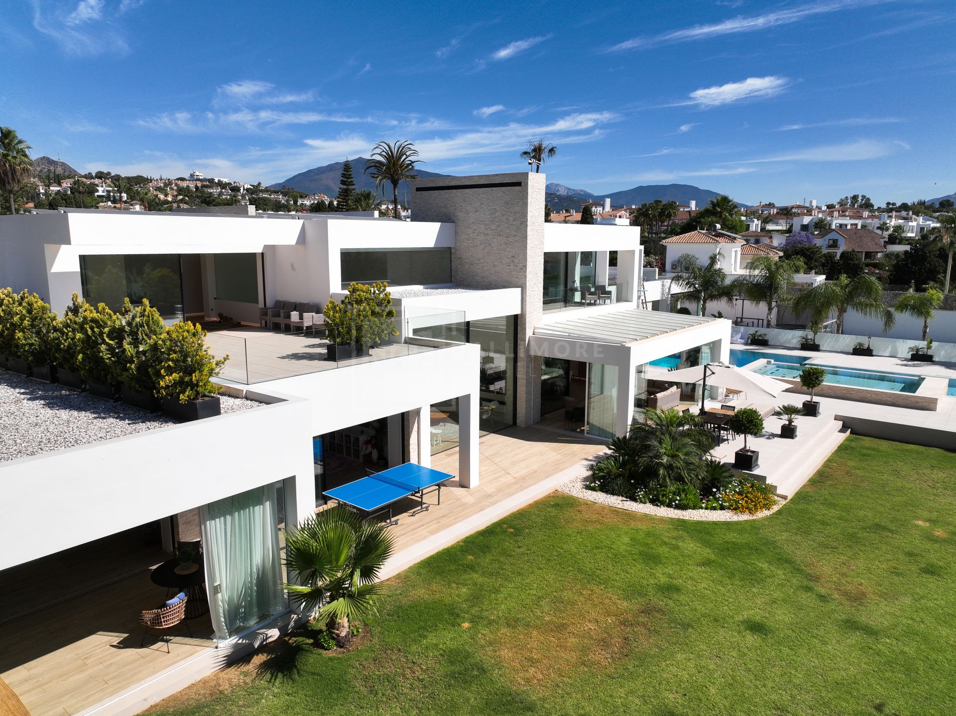 Grand Contemporary Villa With Infinity Pool, Cinema Room and Tennis Court