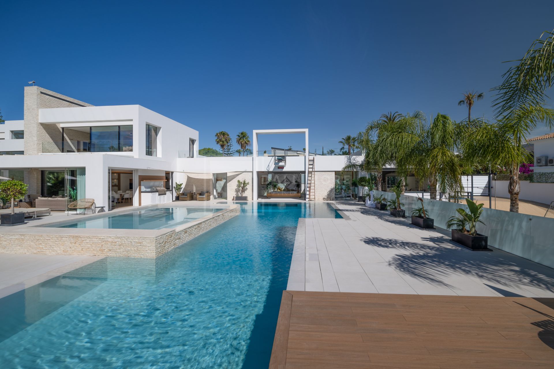Grand Contemporary Villa With Infinity Pool, Cinema Room and Tennis Court