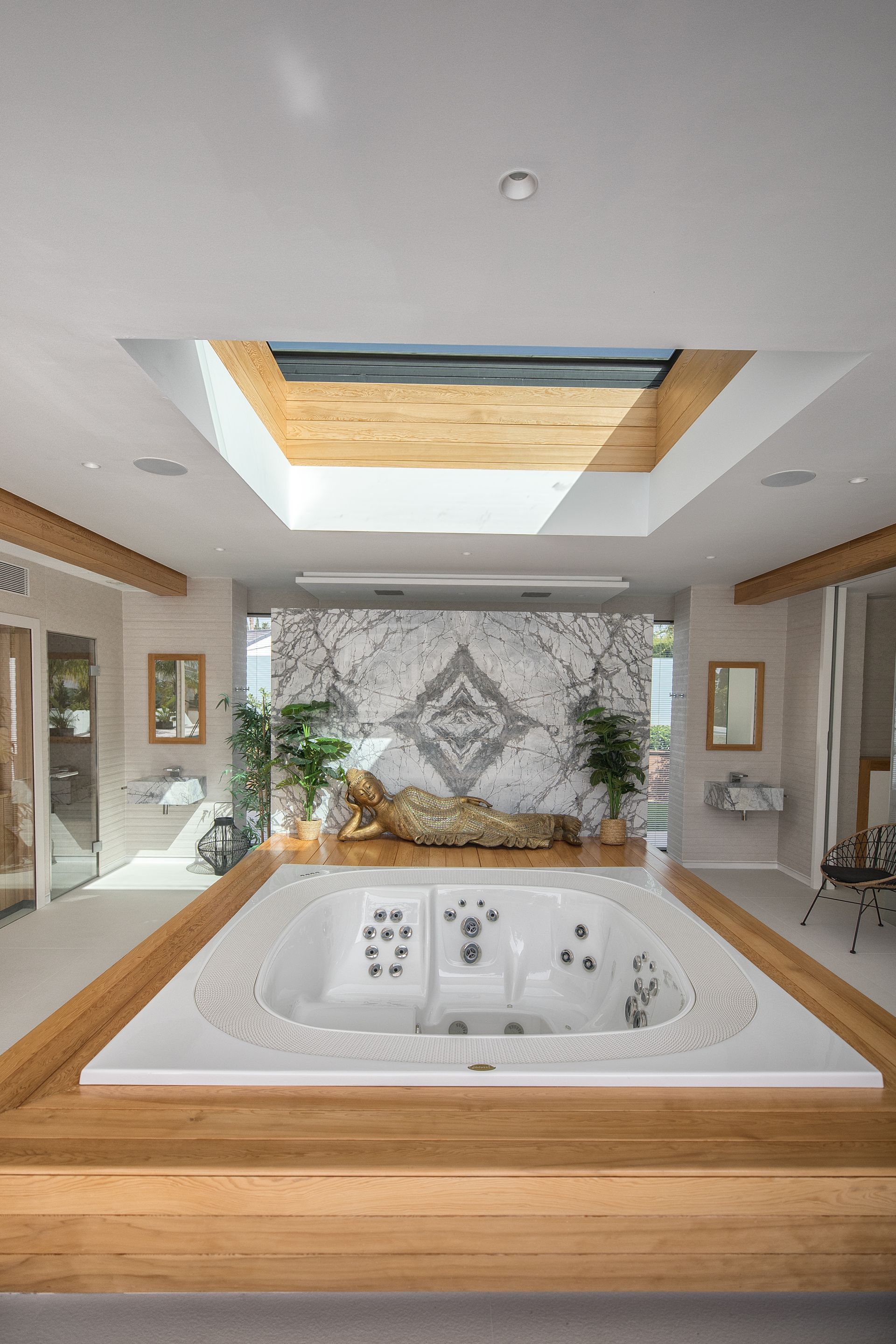 Grand Contemporary Villa With Infinity Pool, Cinema Room and Tennis Court
