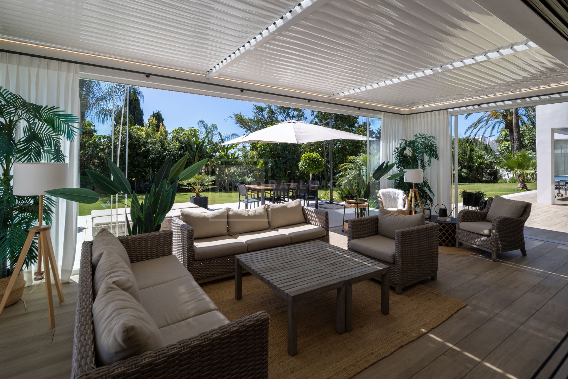 Grand Contemporary Villa With Infinity Pool, Cinema Room and Tennis Court