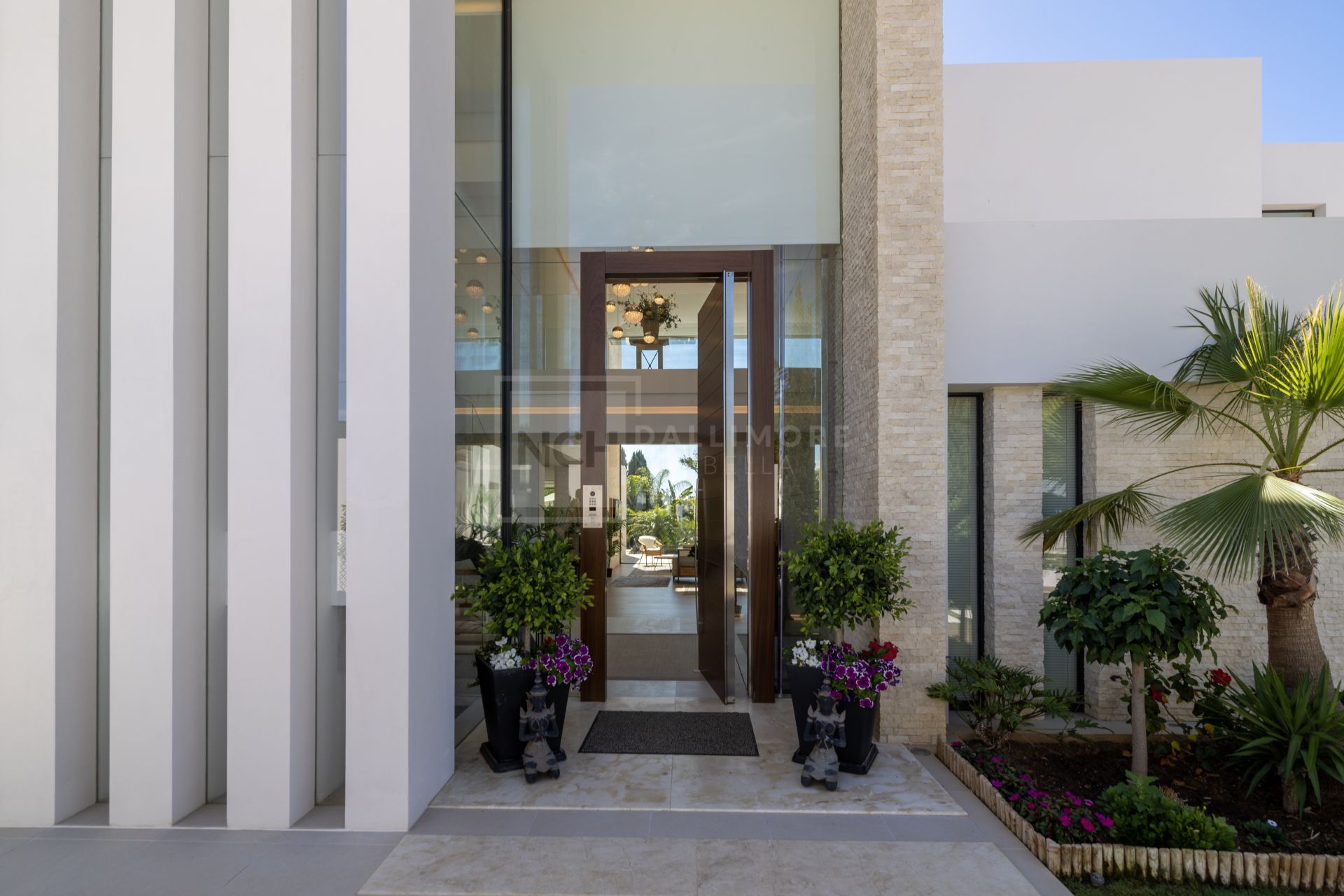 Grand Contemporary Villa With Infinity Pool, Cinema Room and Tennis Court