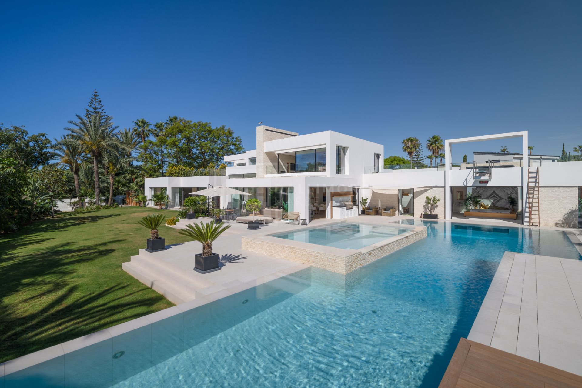Grand Contemporary Villa With Infinity Pool, Cinema Room and Tennis Court