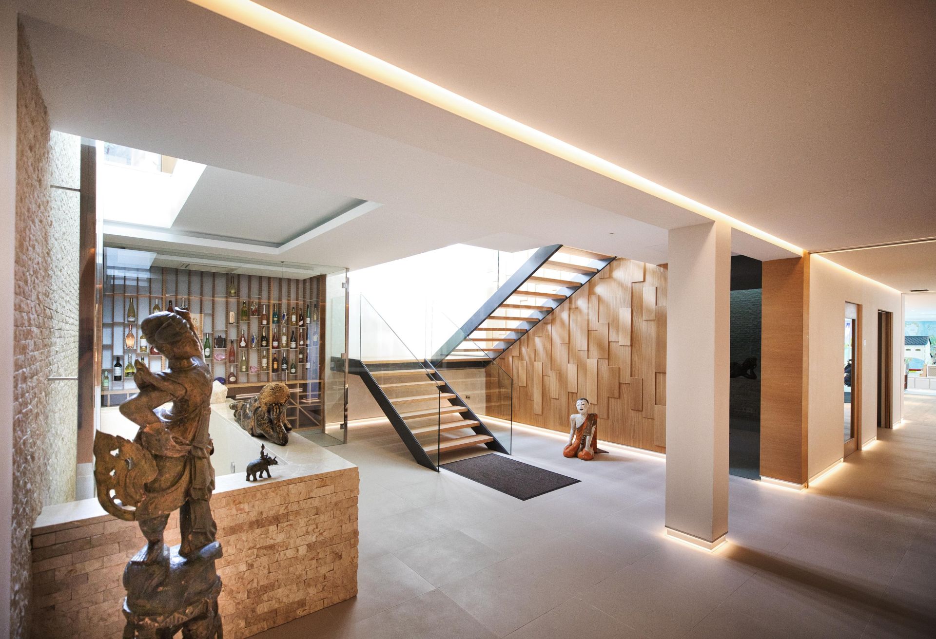 Grand Contemporary Villa With Infinity Pool, Cinema Room and Tennis Court