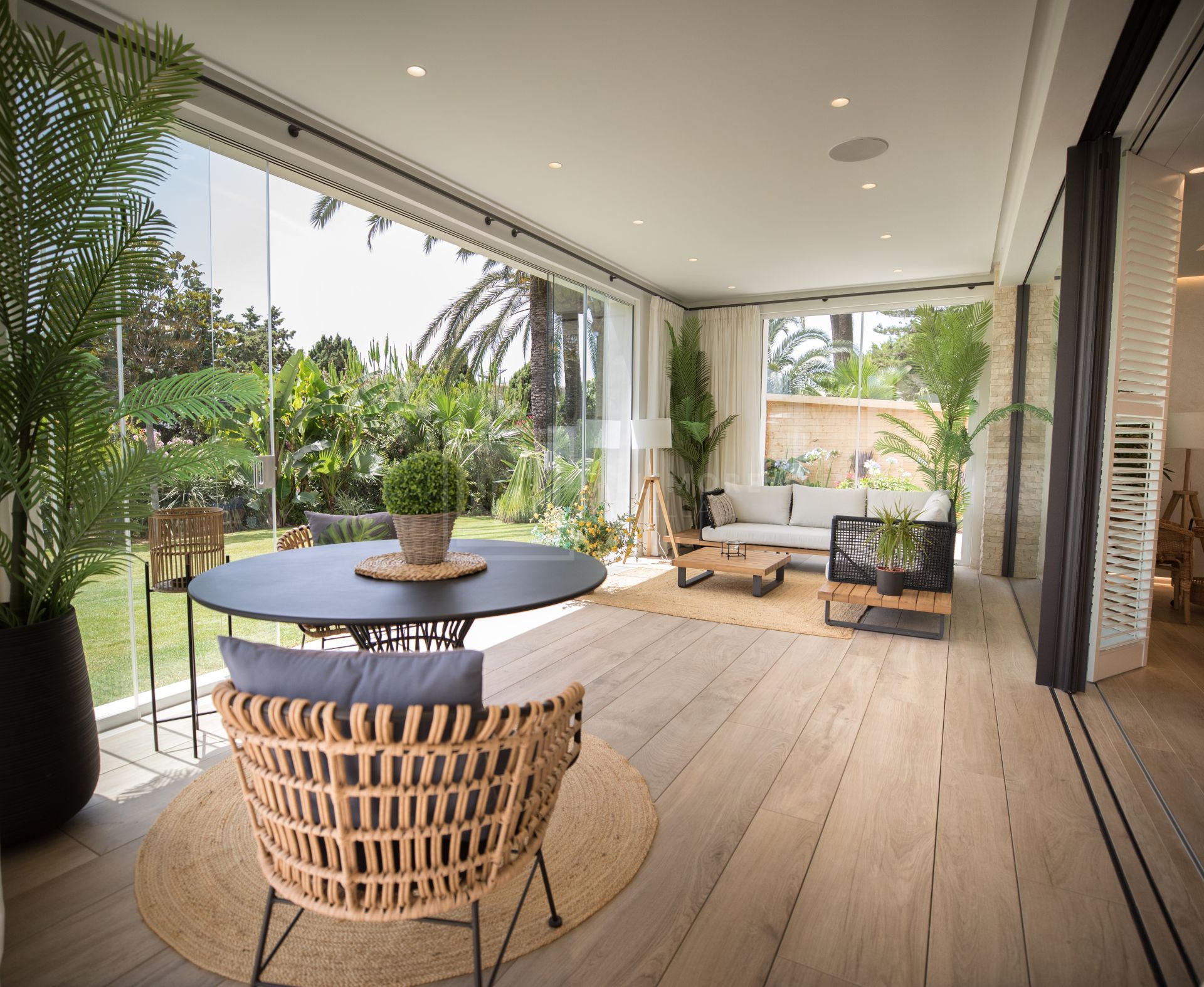 Grand Contemporary Villa With Infinity Pool, Cinema Room and Tennis Court