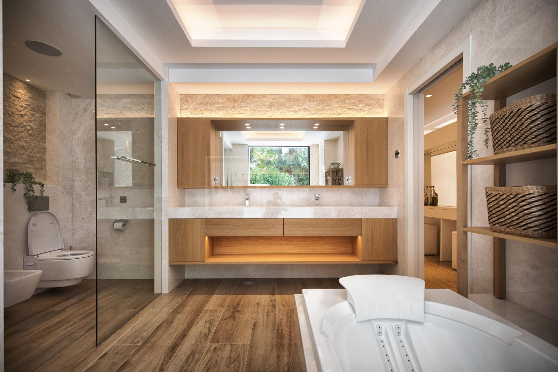 Grand Contemporary Villa With Infinity Pool, Cinema Room and Tennis Court