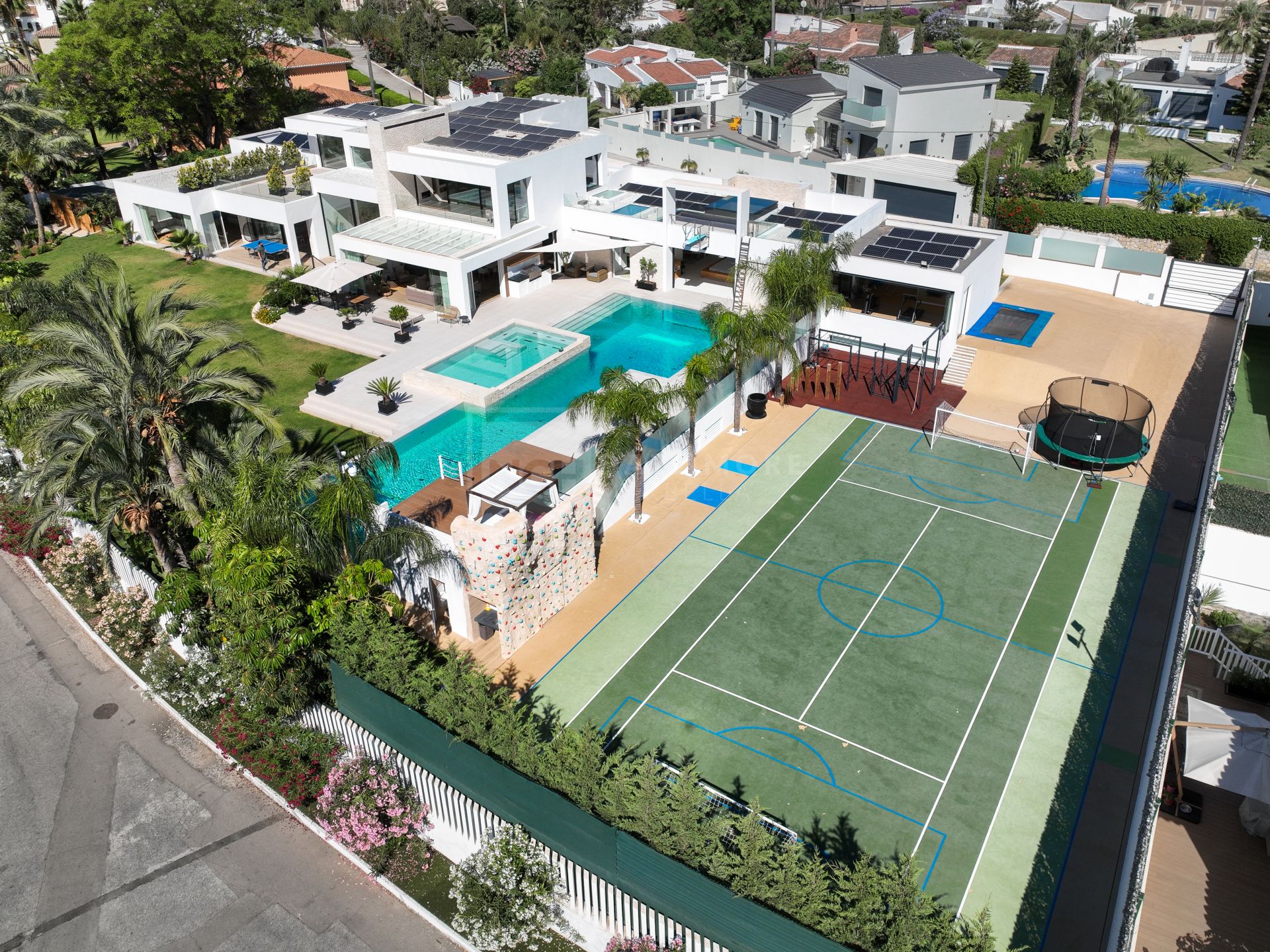 Grand Contemporary Villa With Infinity Pool, Cinema Room and Tennis Court
