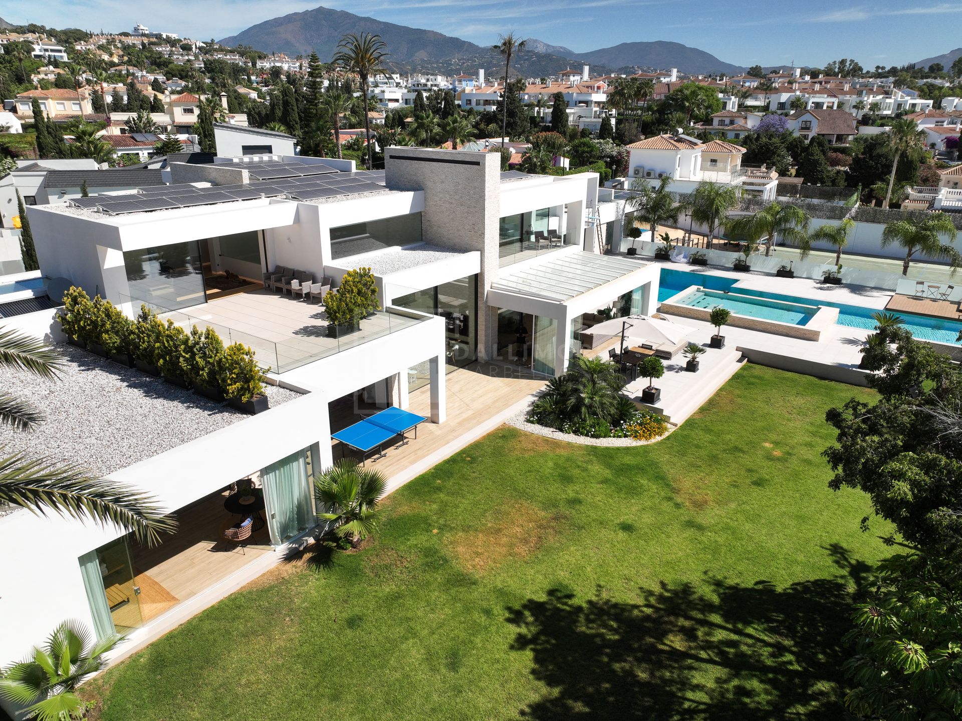Grand Contemporary Villa With Infinity Pool, Cinema Room and Tennis Court