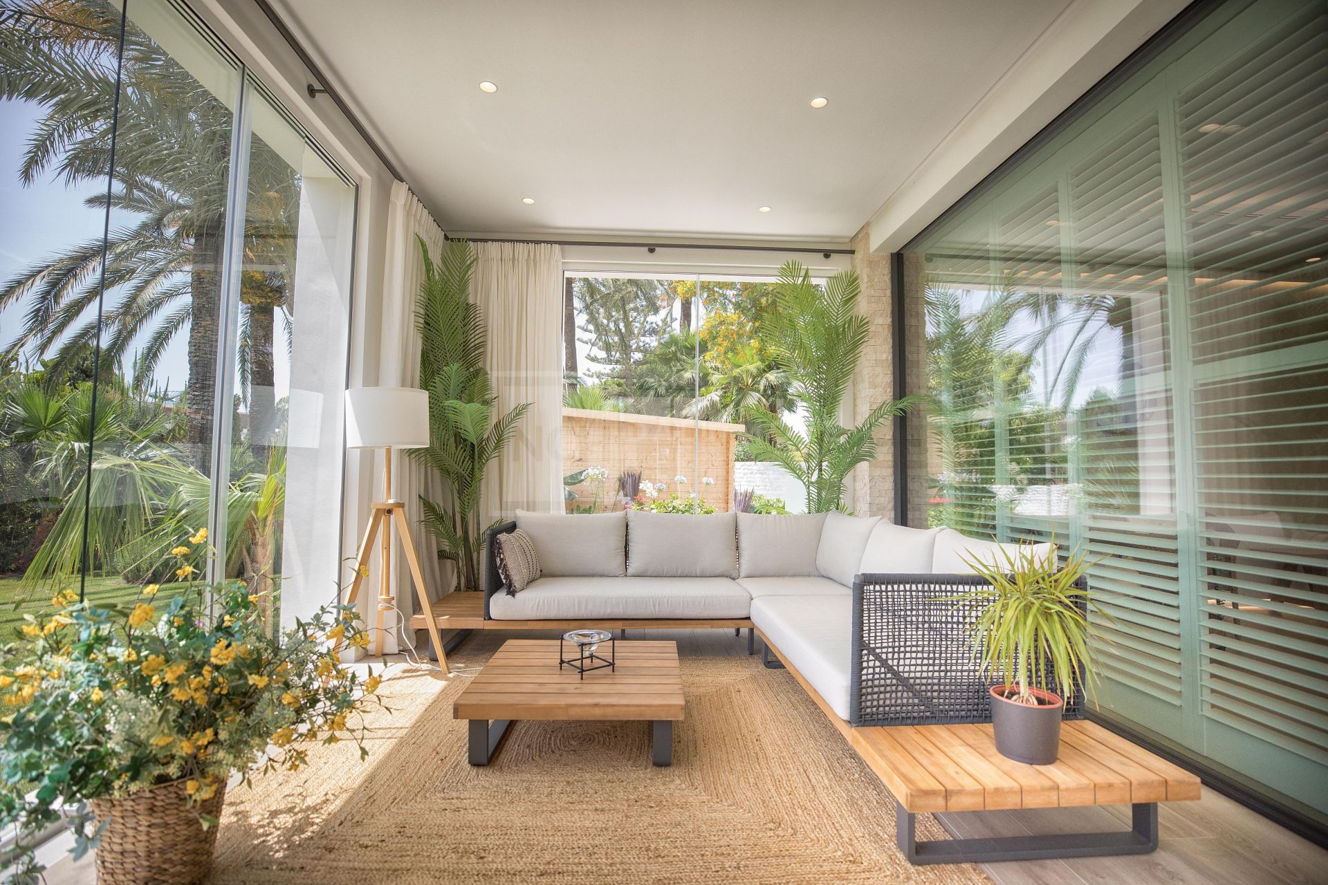 Grand Contemporary Villa With Infinity Pool, Cinema Room and Tennis Court