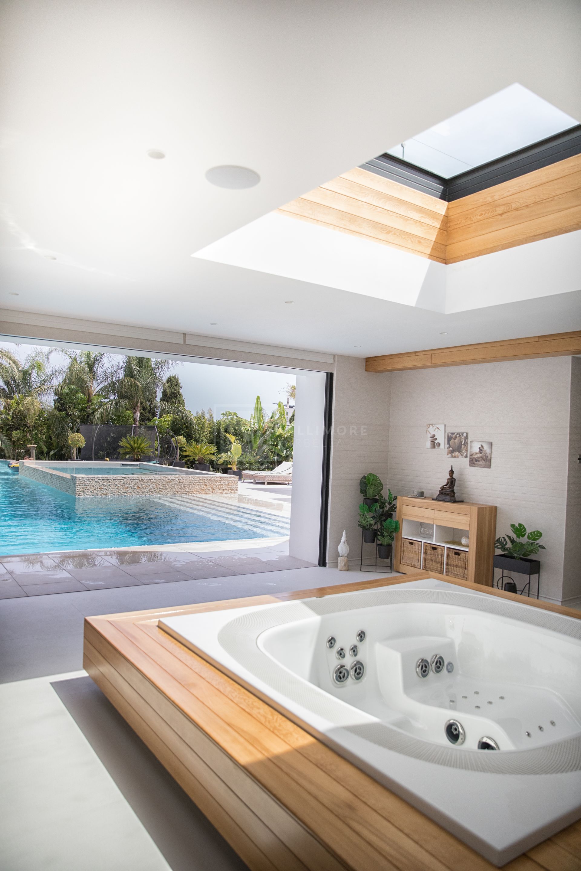 Grand Contemporary Villa With Infinity Pool, Cinema Room and Tennis Court