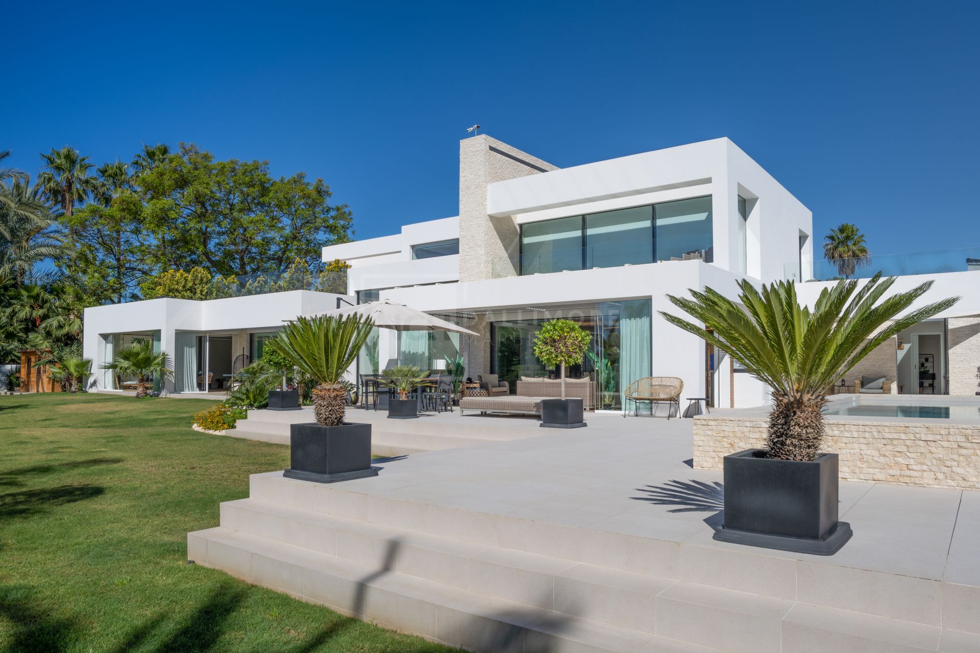 Grand Contemporary Villa With Infinity Pool, Cinema Room and Tennis Court