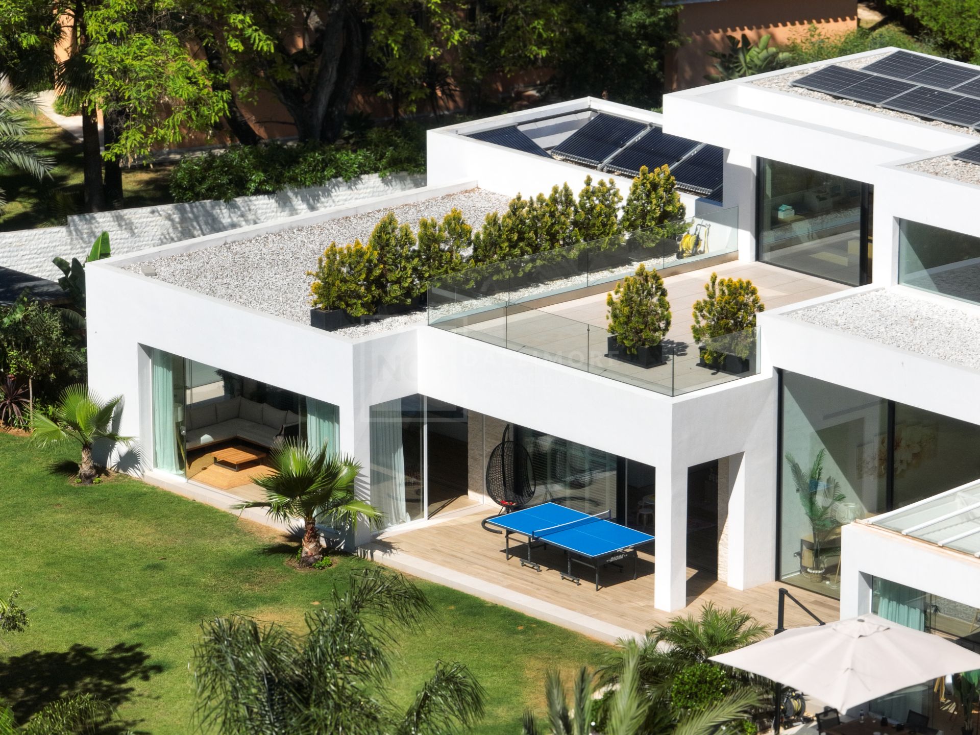 Grand Contemporary Villa With Infinity Pool, Cinema Room and Tennis Court