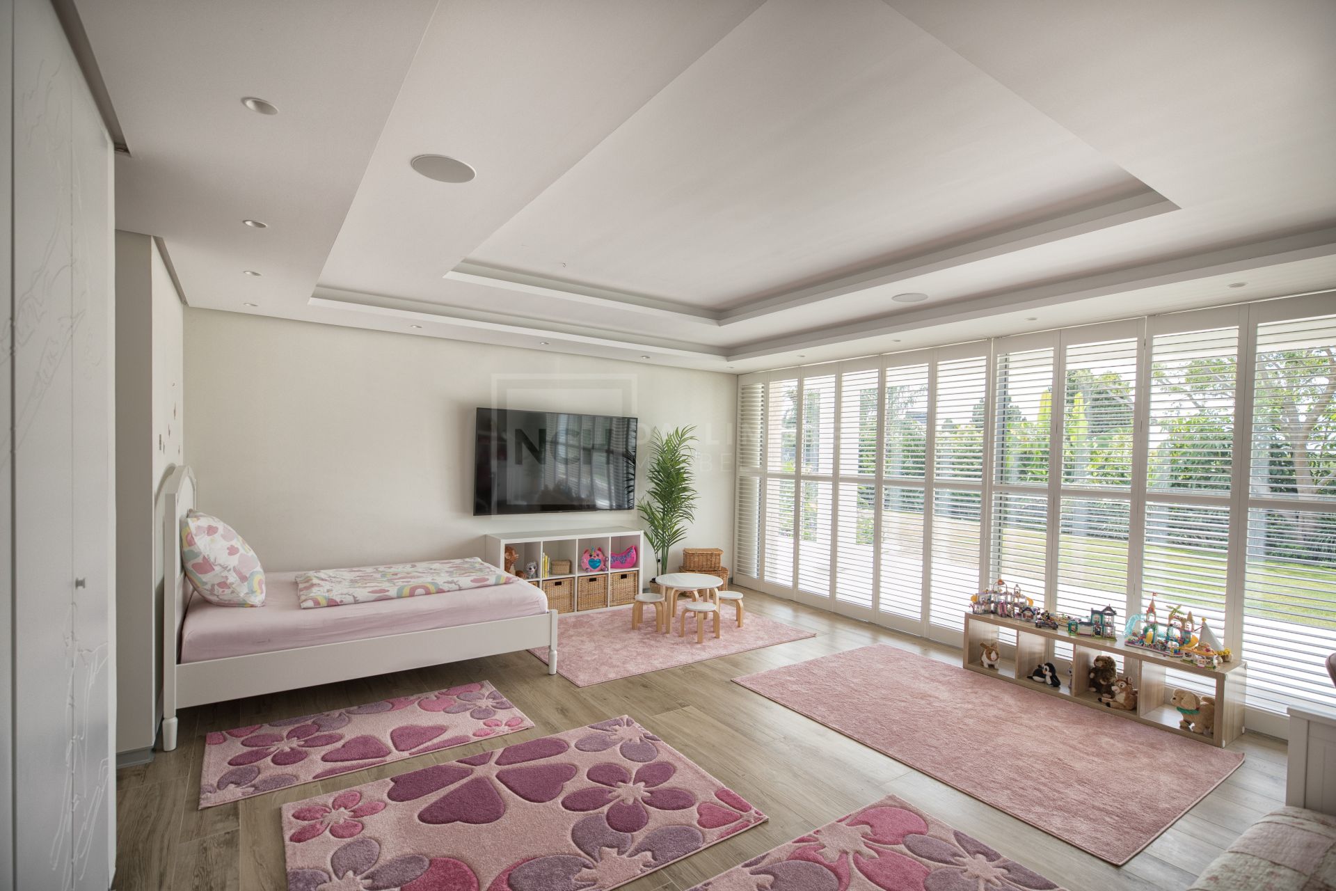Grand Contemporary Villa With Infinity Pool, Cinema Room and Tennis Court