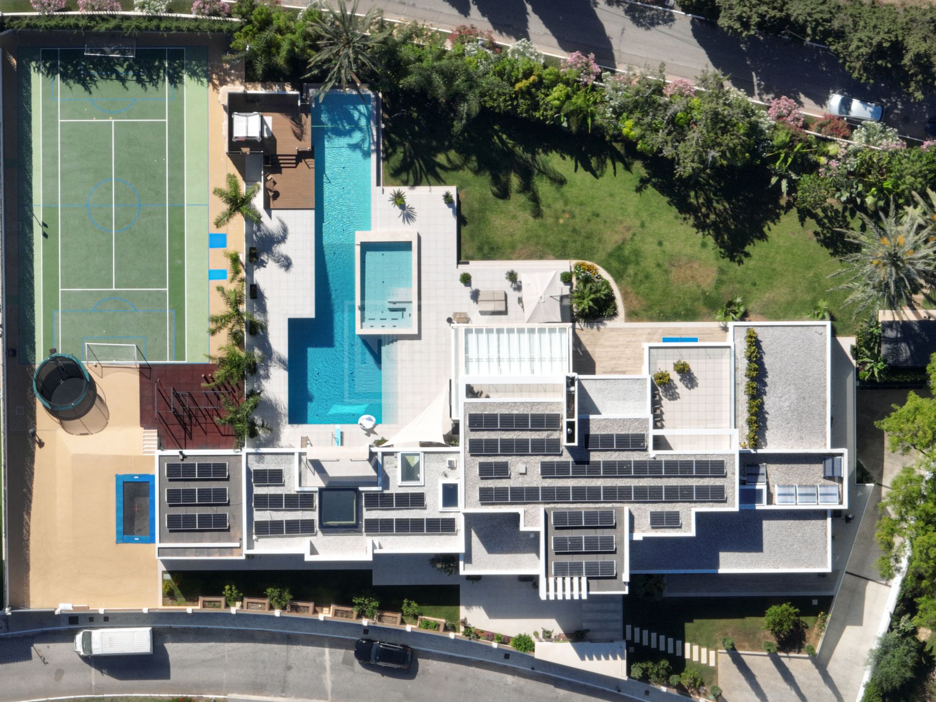 Grand Contemporary Villa With Infinity Pool, Cinema Room and Tennis Court