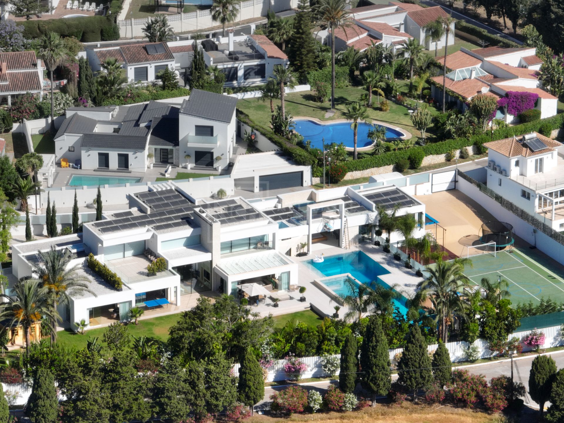 Grand Contemporary Villa With Infinity Pool, Cinema Room and Tennis Court