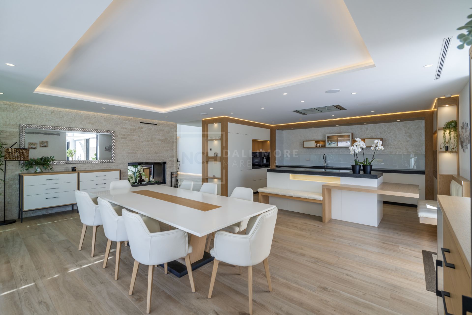 Grand Contemporary Villa With Infinity Pool, Cinema Room and Tennis Court