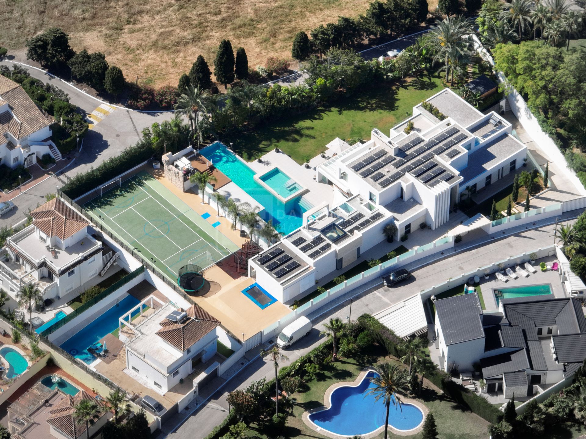 Grand Contemporary Villa With Infinity Pool, Cinema Room and Tennis Court